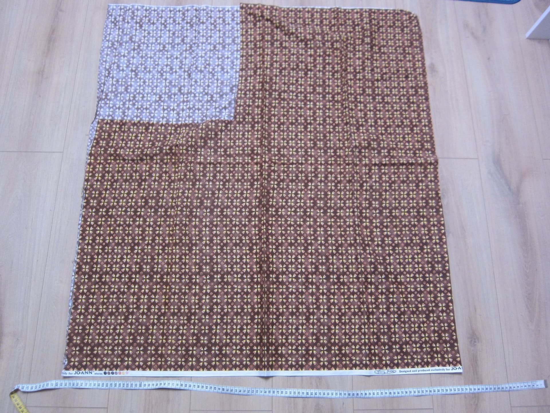 Mönstrat brunt tyg med rosa och gult ca 196x 108cm minus 39x41cm