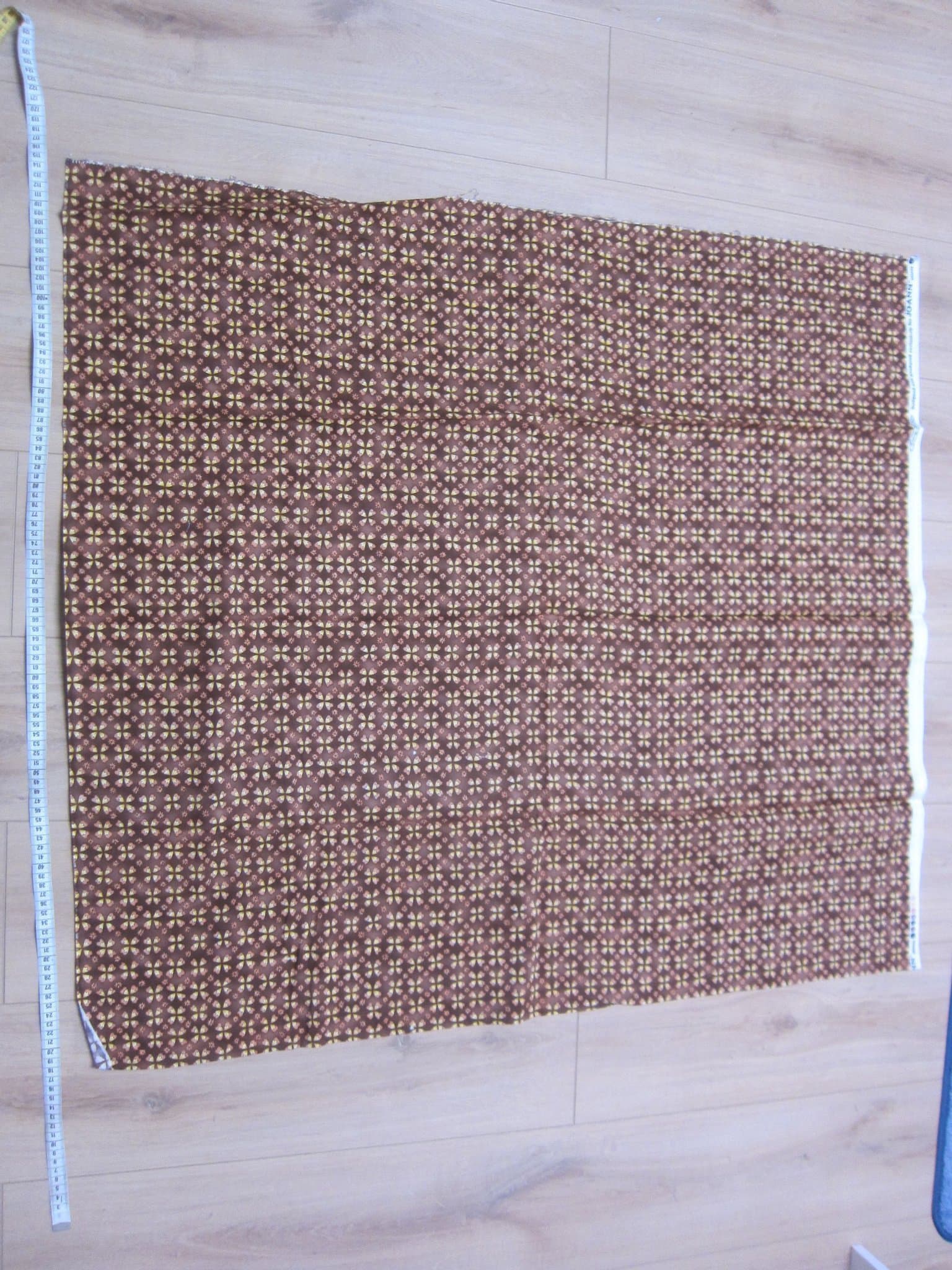 Mönstrat brunt tyg med rosa och gult ca 196x 108cm minus 39x41cm