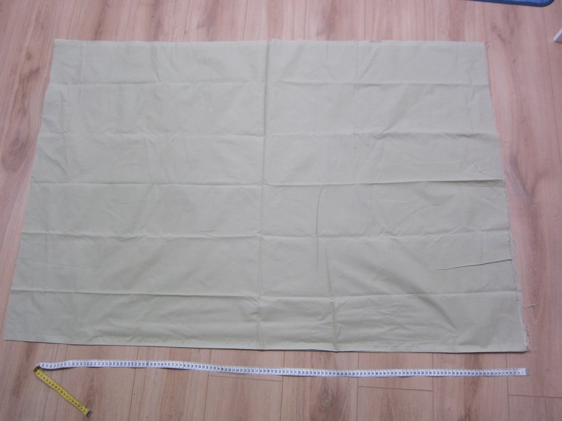 Mossgrönt tyg ca 278x 96cm minus ca 41x43cm