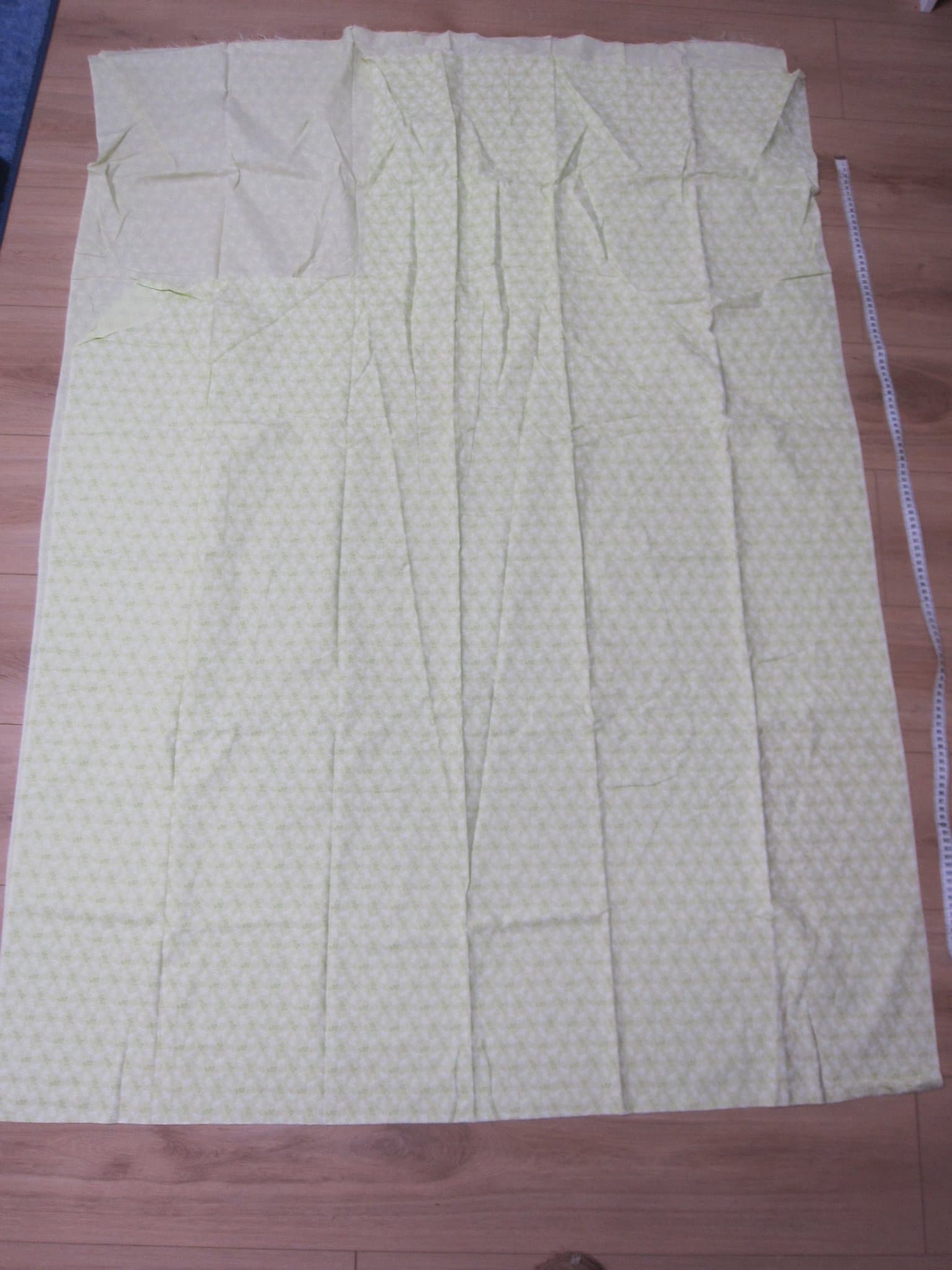 Mönstrat ljusgrönt tyg ca 300x 114cm minus ca 41x41 cm