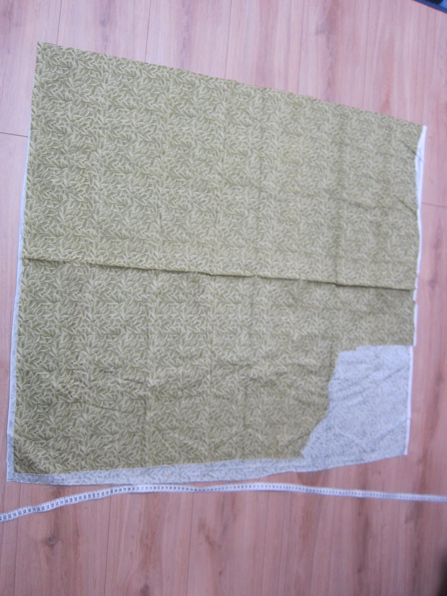Mönstrat grönt tyg med blad ca 103x 186cm minus ca 25x31 cm