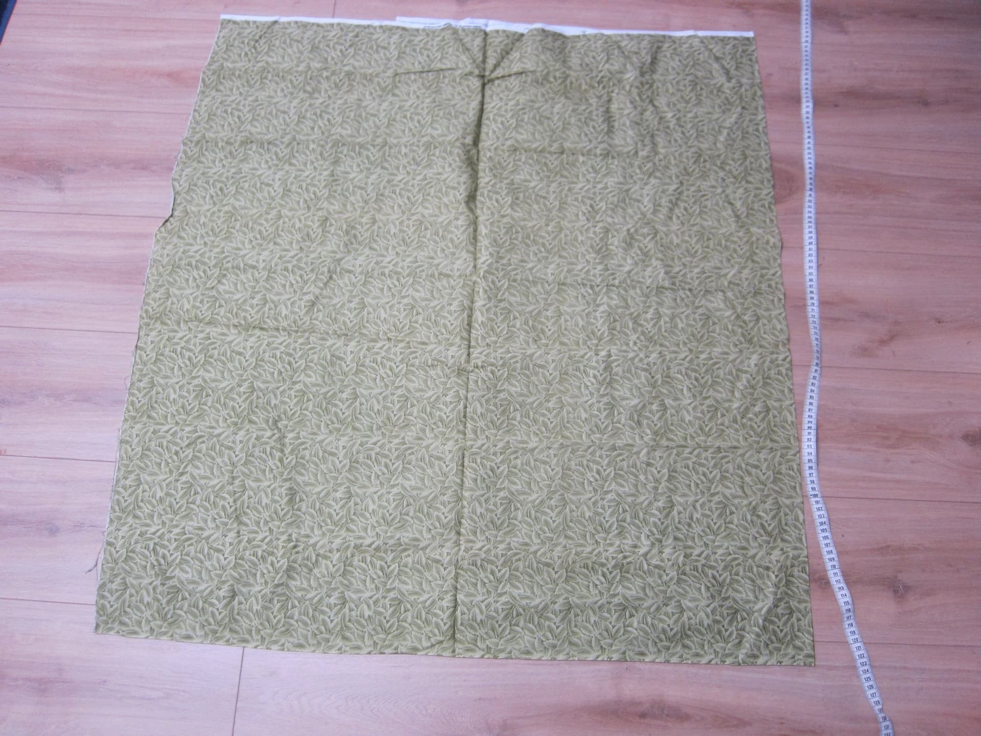 Mönstrat grönt tyg med blad ca 103x 186cm minus ca 25x31 cm