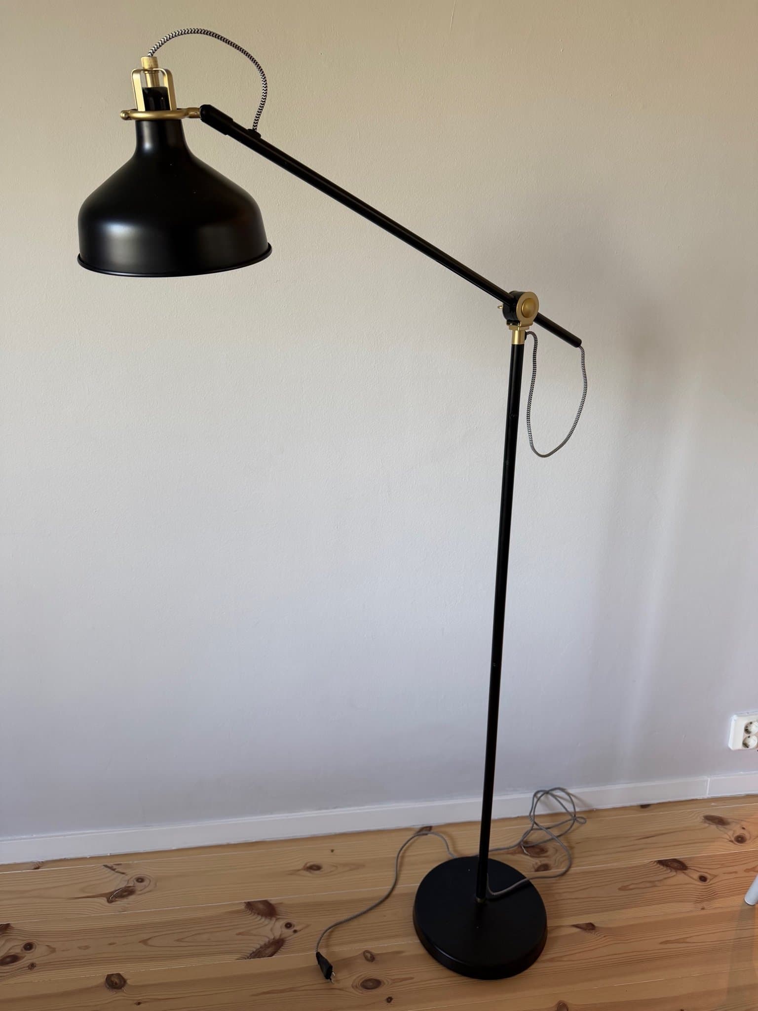 Golvlampa svart med mässingsdetaljer