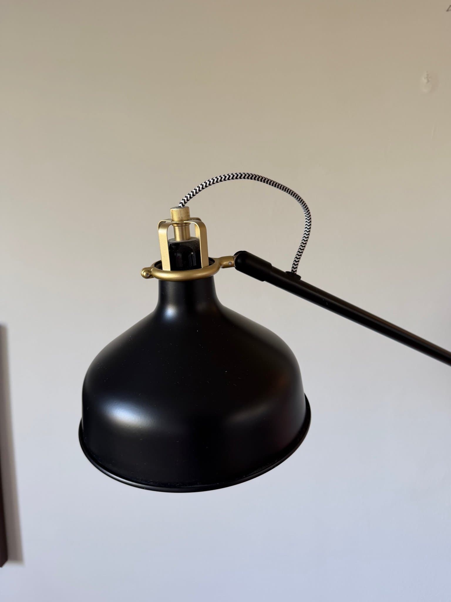Golvlampa svart med mässingsdetaljer