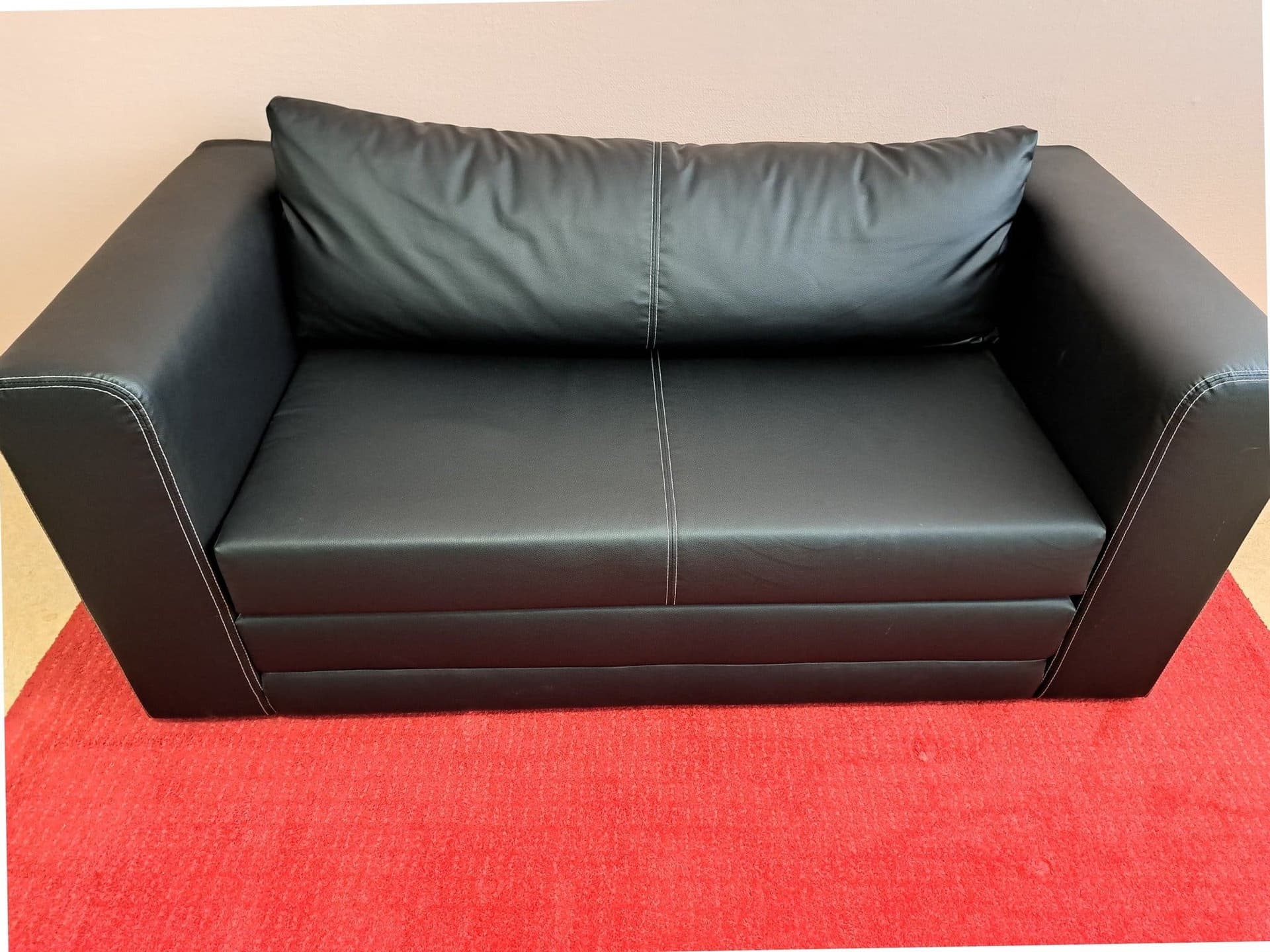 Svart 2-sits bäddsoffa i konstläder Från Ikea