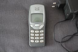 Original Nokia 3210 med laddare – ikonisk klassiker