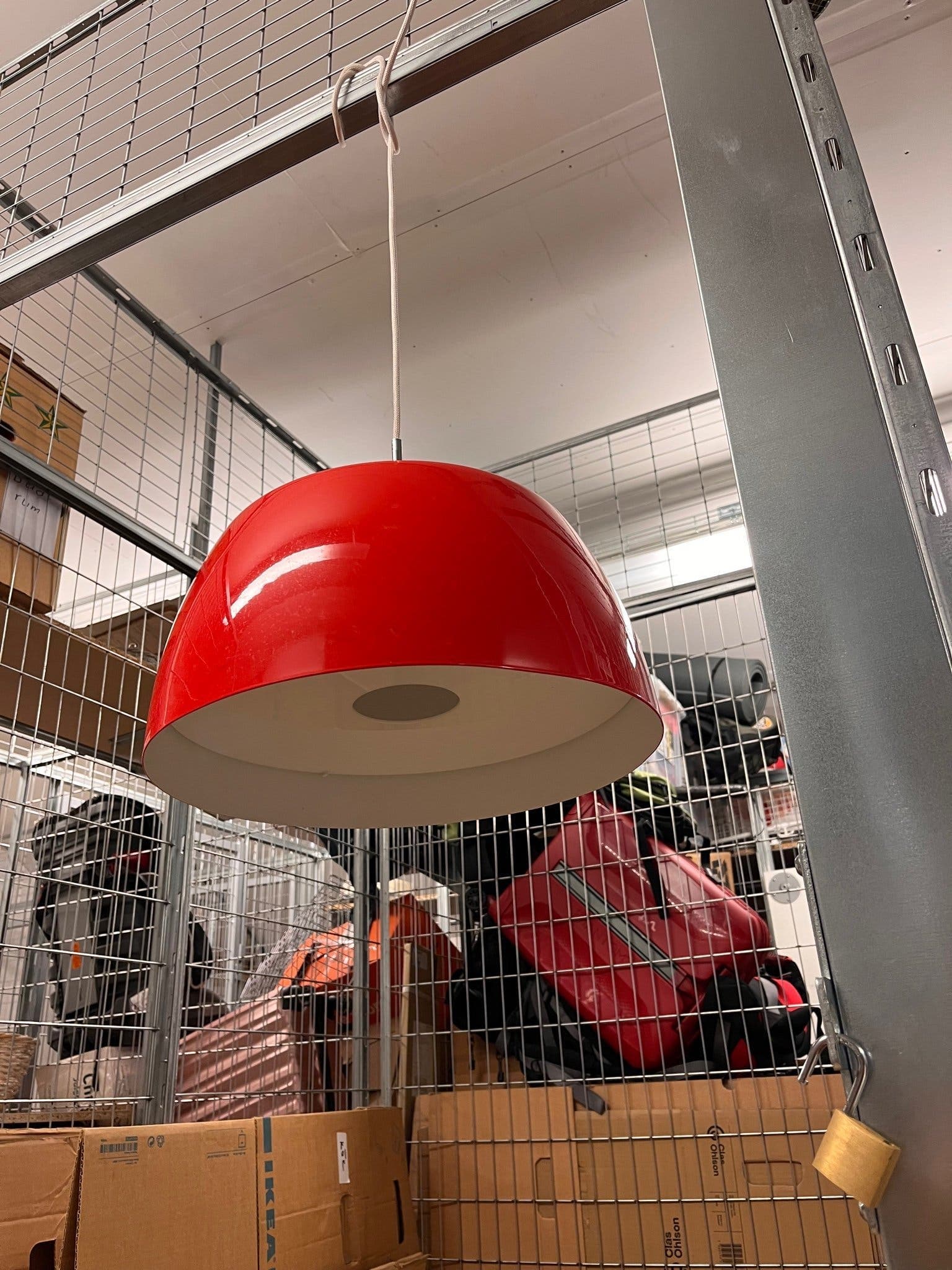Röd retro-taklampa