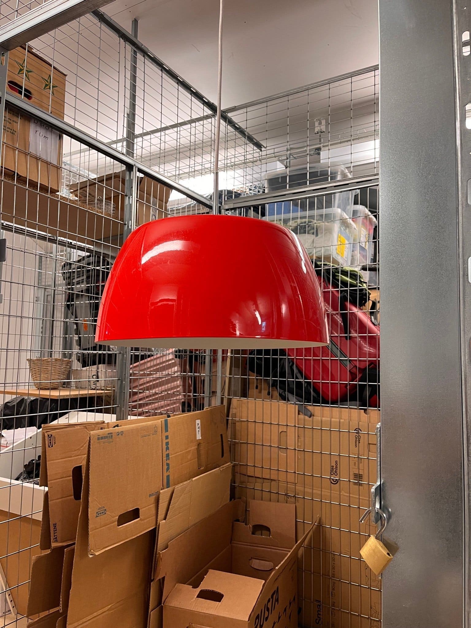 Röd retro-taklampa