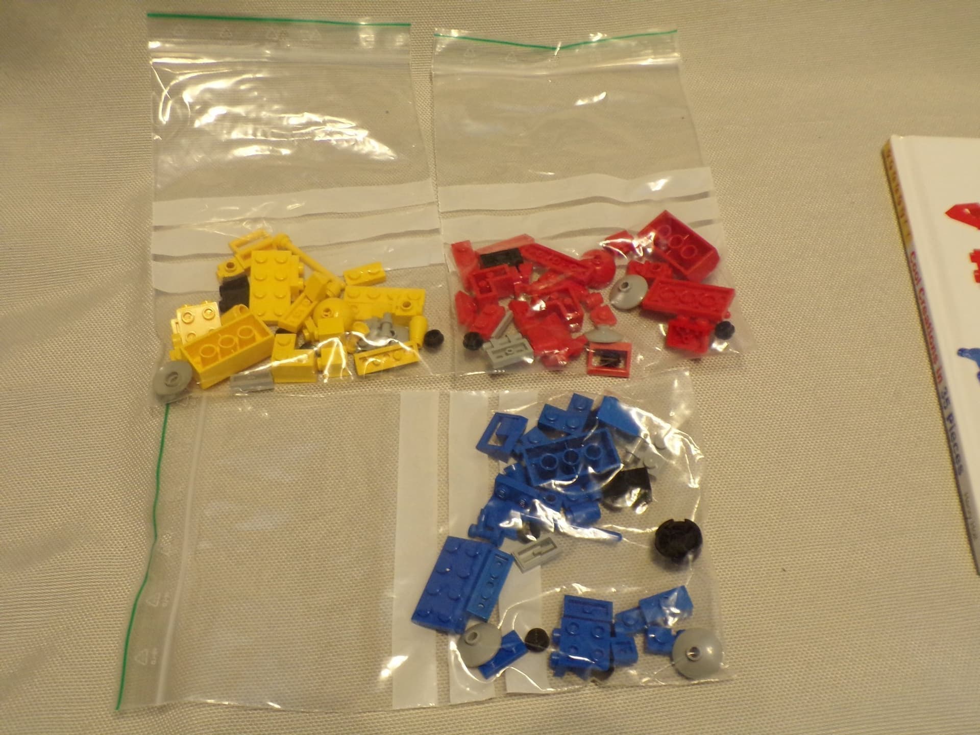 Lego idébok 35 cool creations, bok och legobitar av Sean Kenney