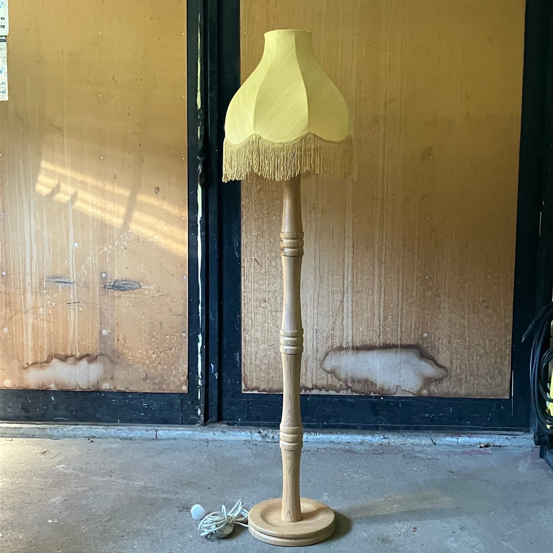 Golvlampa i trä med lampskärm