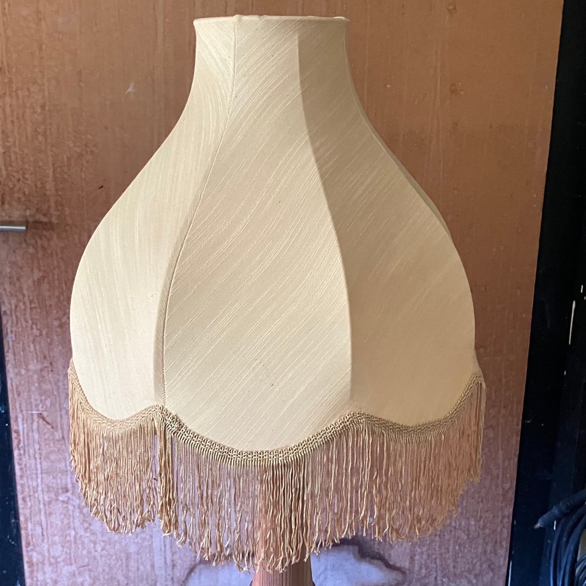 Golvlampa i trä med lampskärm