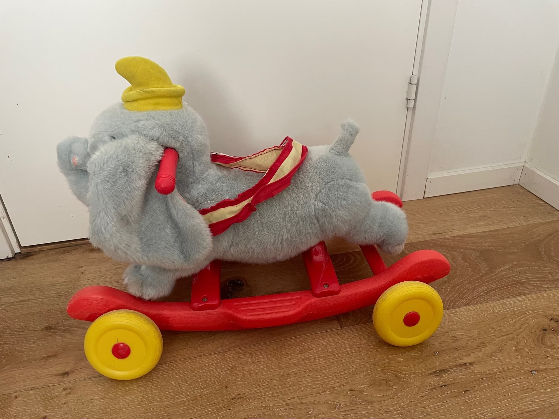 Dumbo gungbräda/åkleksak från Kiddieland Toy Limited