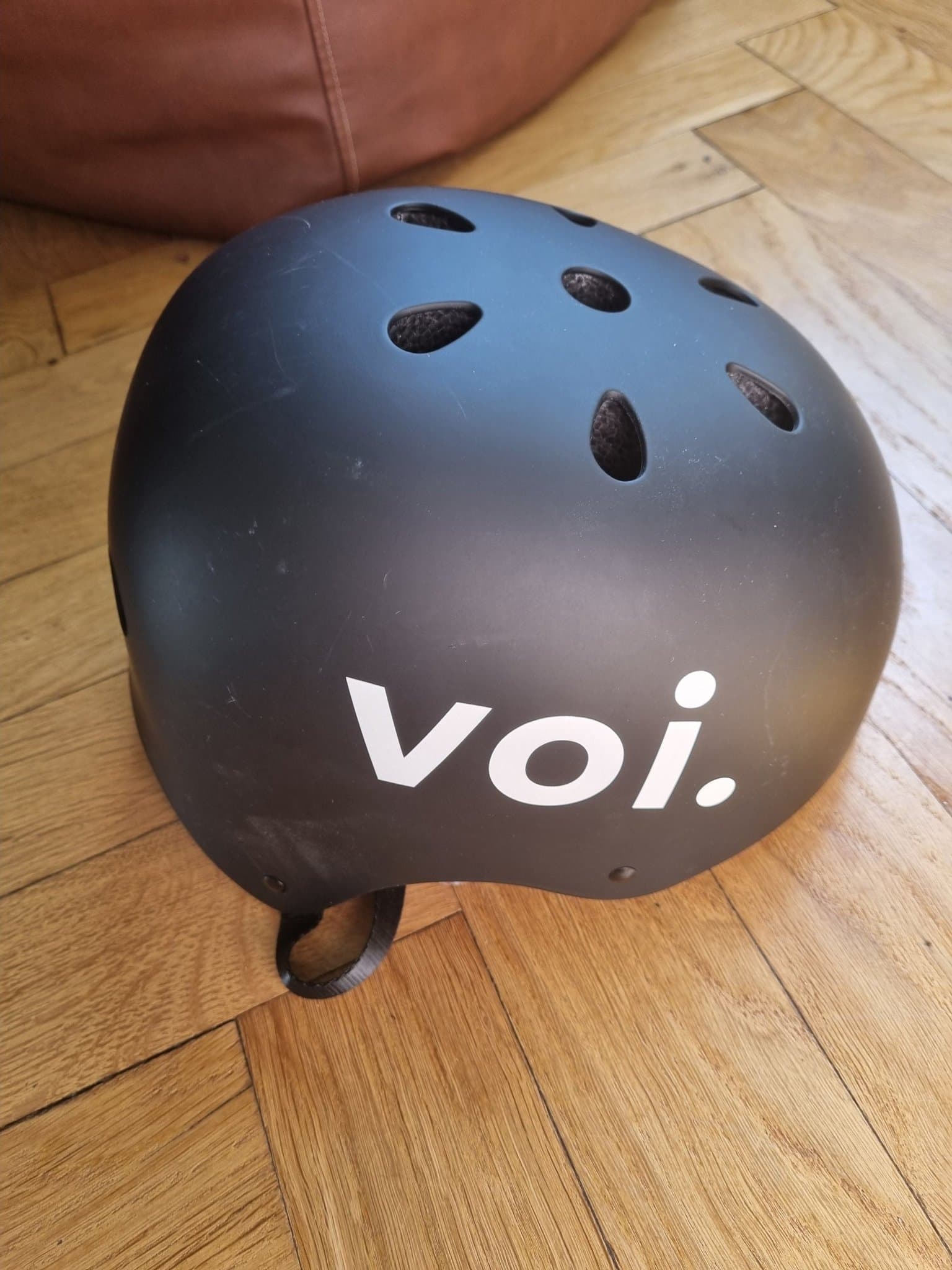 *Oanvänd* Voi cykelhjälm, svart, storlek L, merch, elsparkcykel scooter