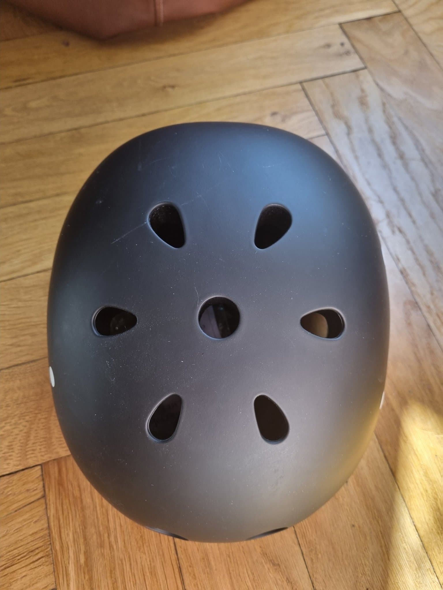 *Oanvänd* Voi cykelhjälm, svart, storlek L, merch, elsparkcykel scooter