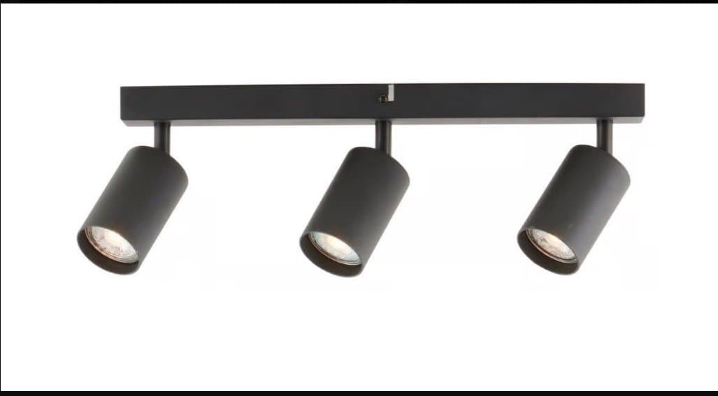 Spotlightskena svart med 3 justerbara spotlights 300 kr