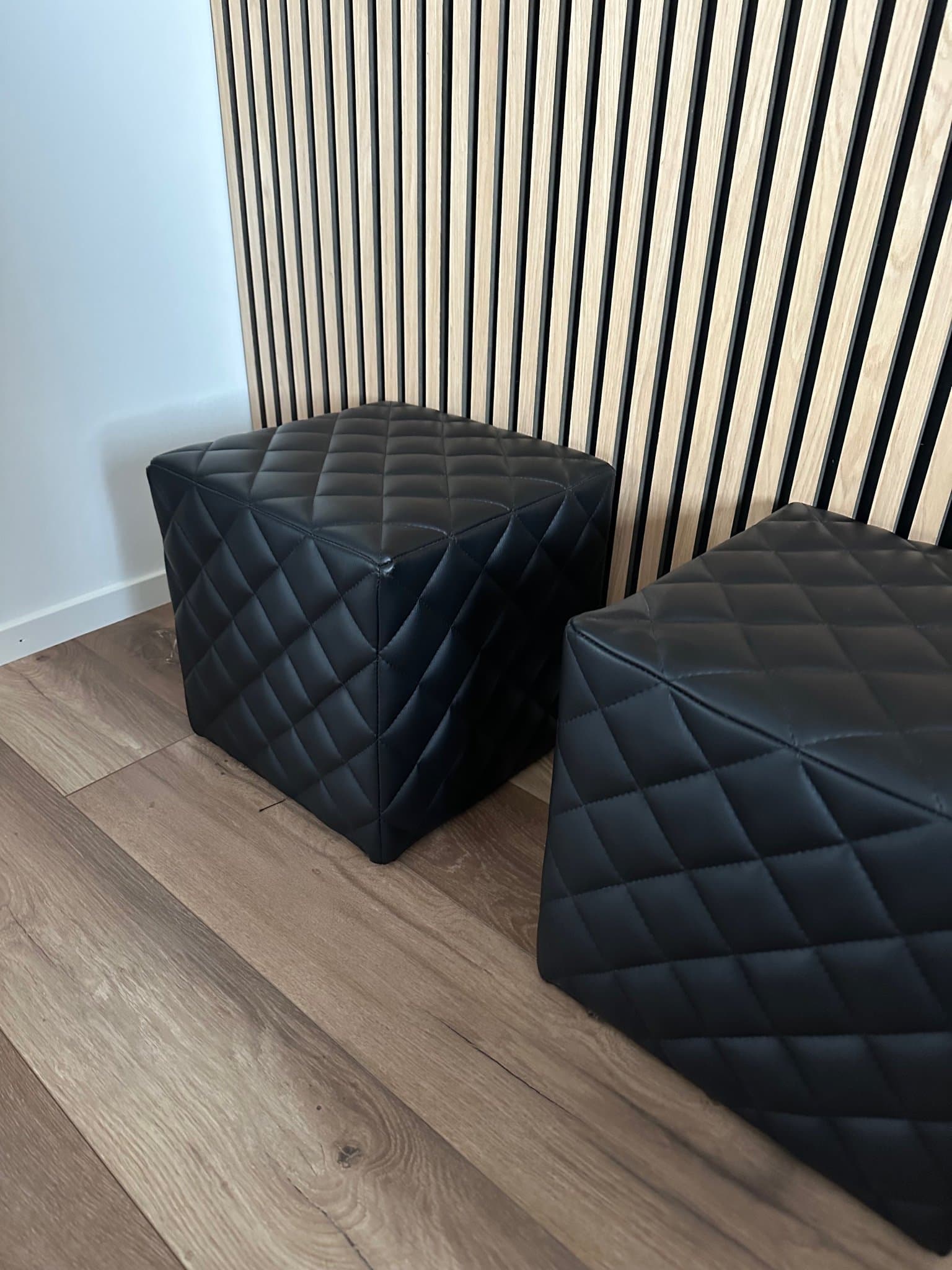 Puffar i svart läderimitation