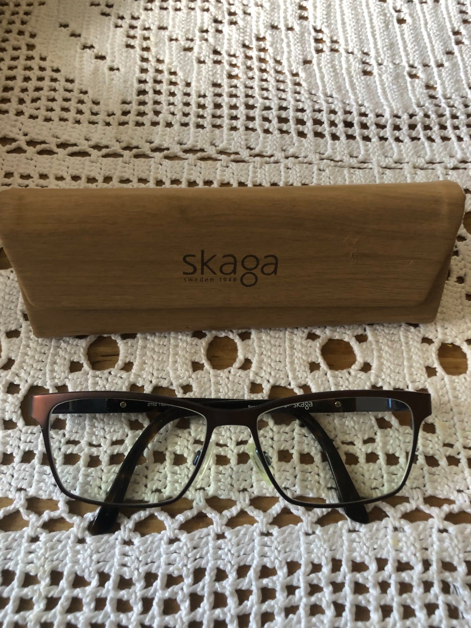 Skaga glasögonbågar i titan med fodral