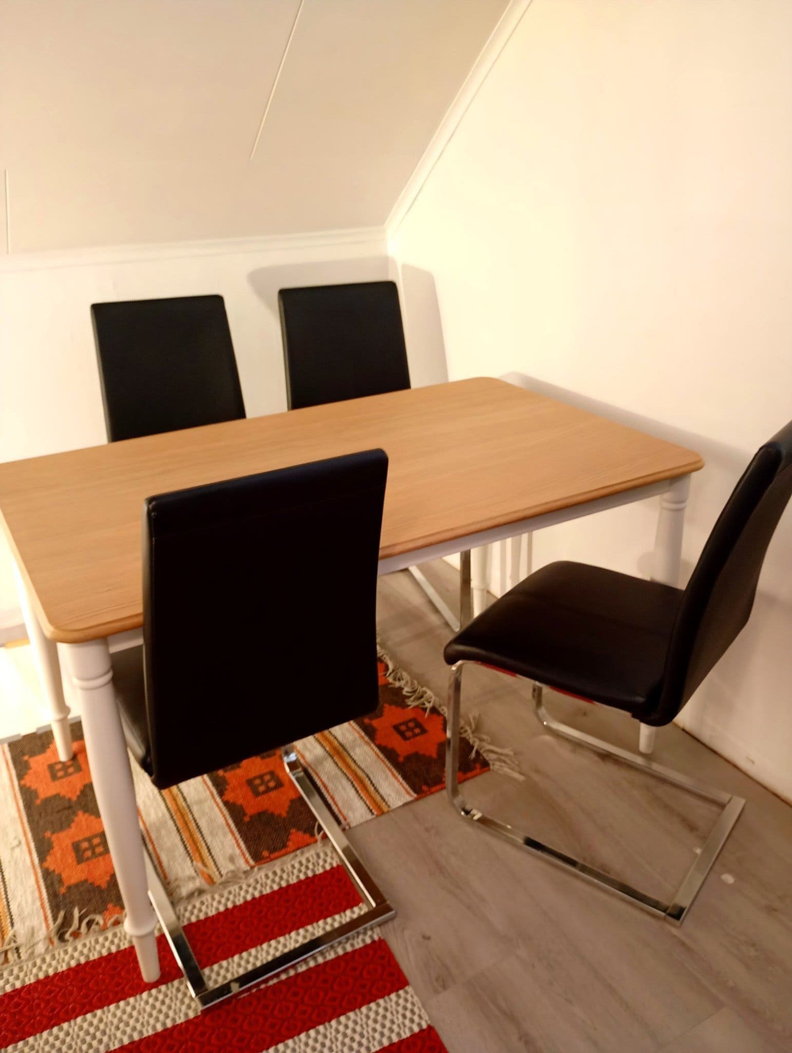 IKEA DANDERYD matbord i ekfaner/stål + 4 stolar i svart lädertyg