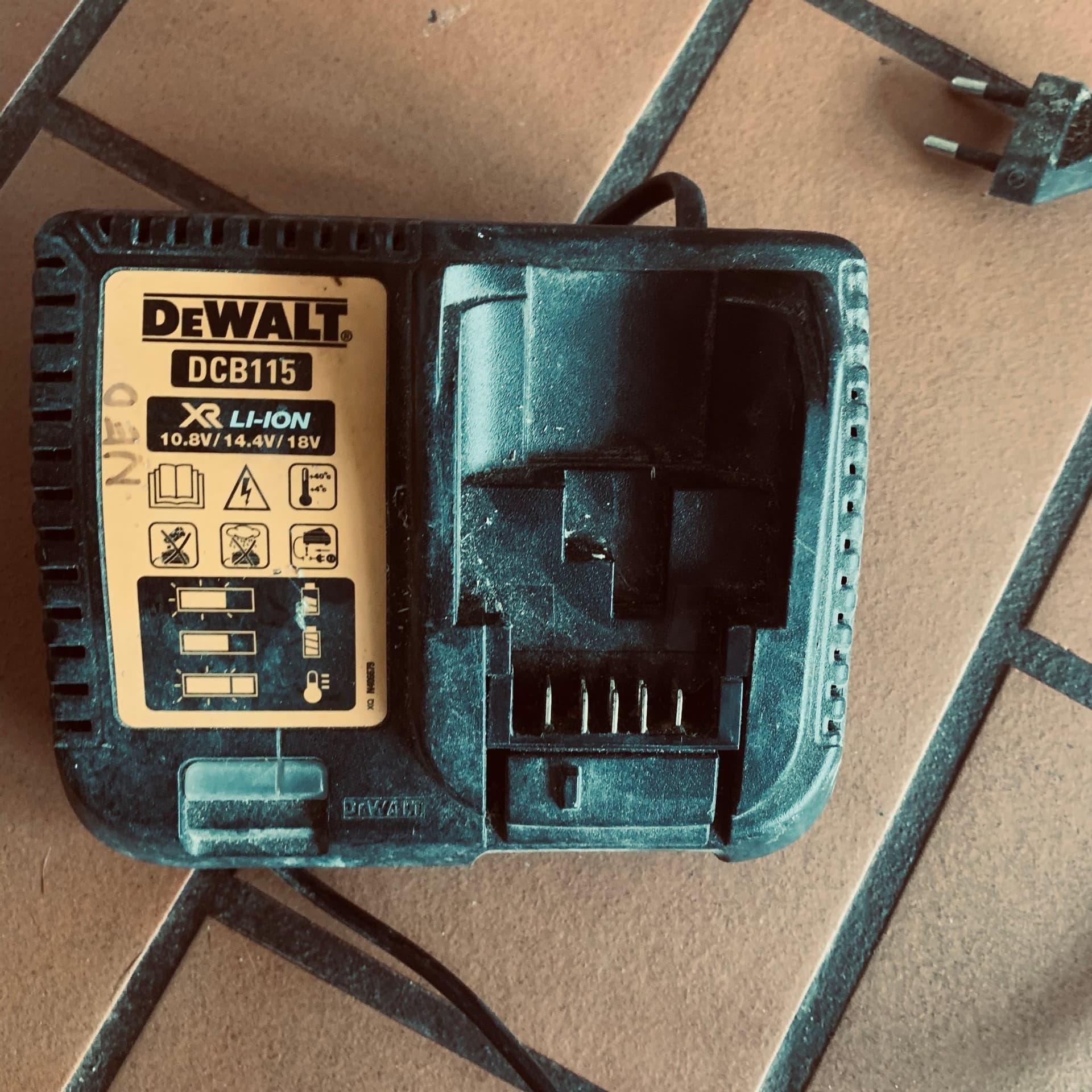 DEWALT DCB115 Batteriladdare