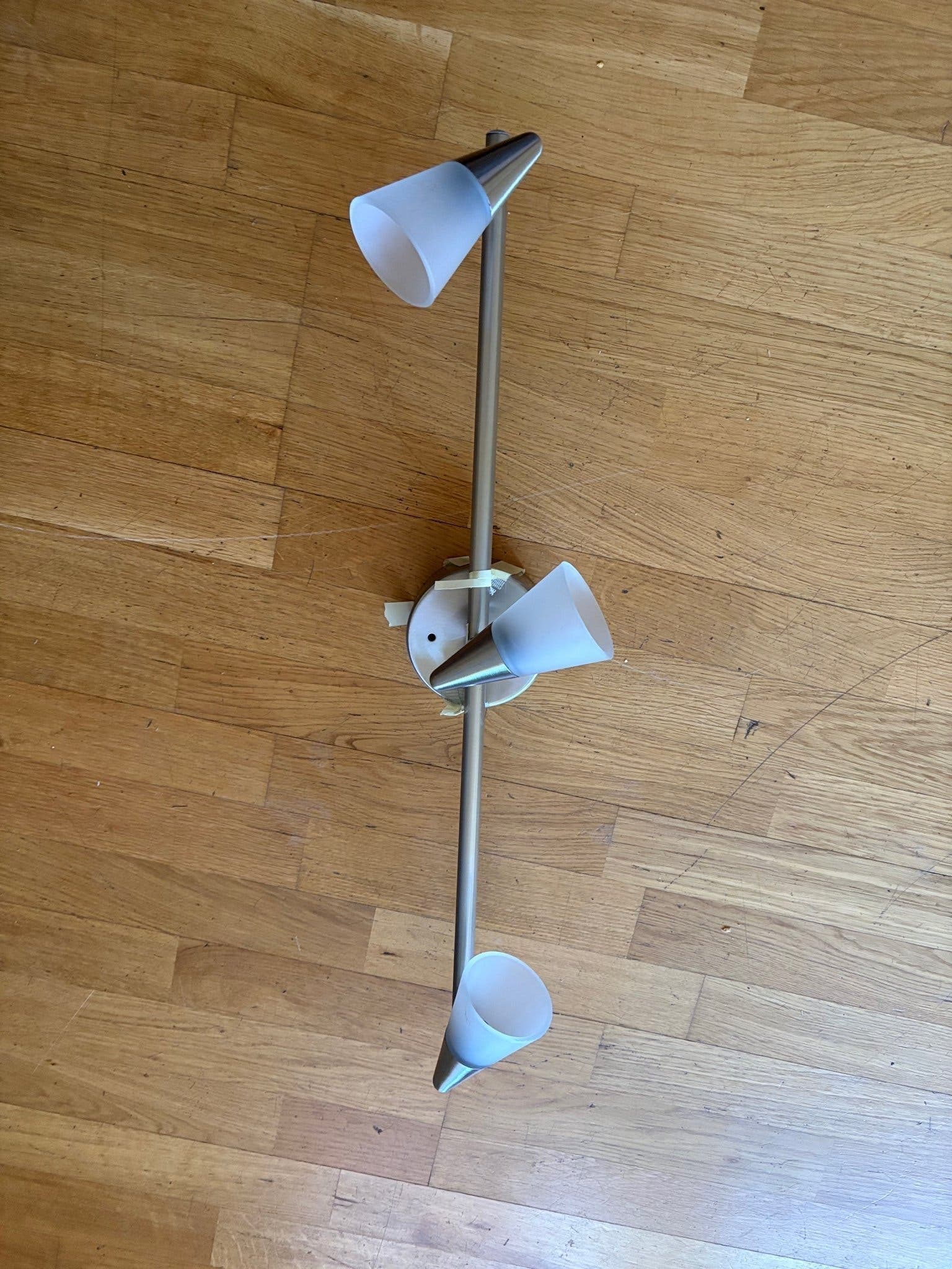 Taklampa med tre spottar