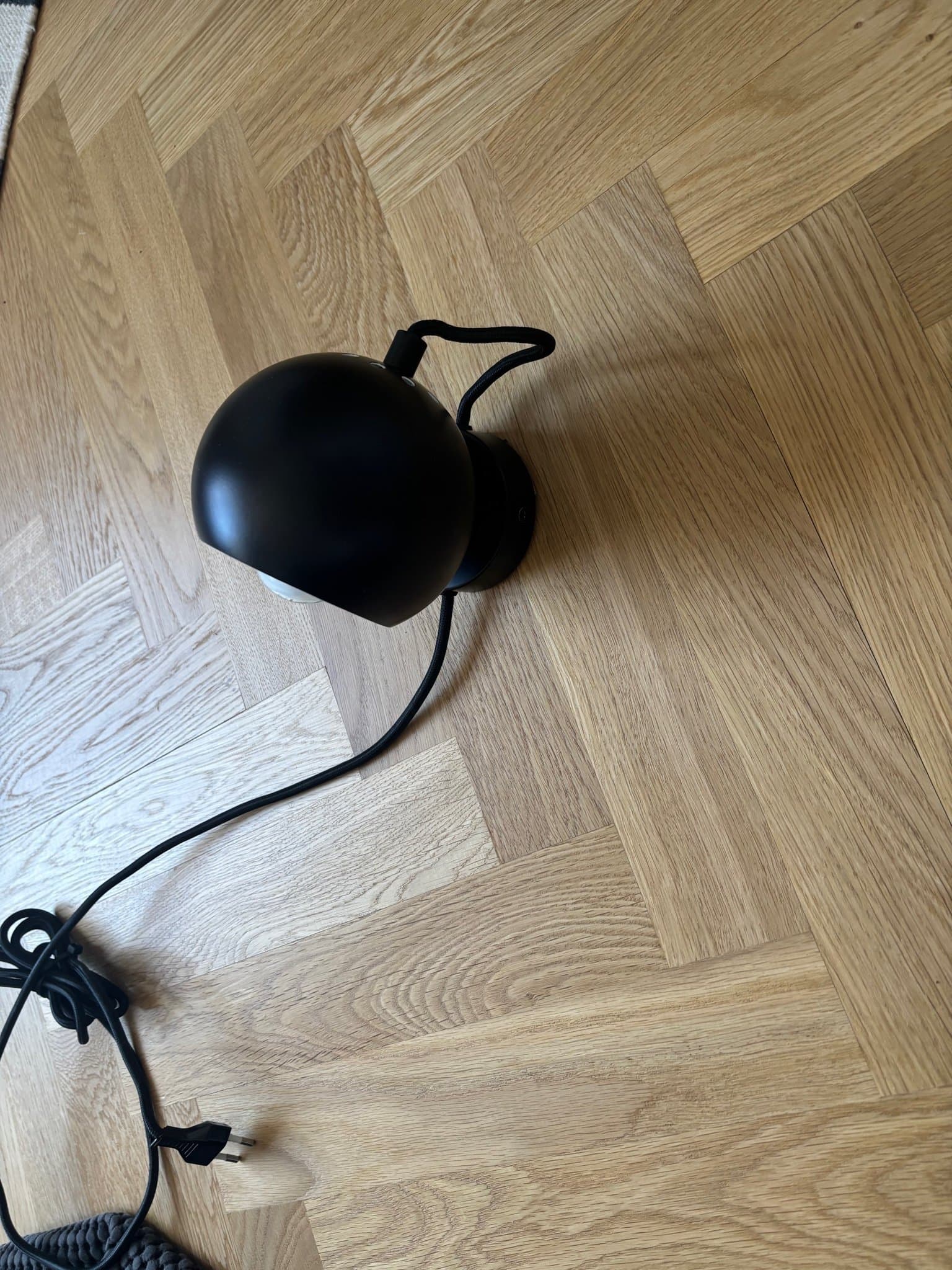 Ball magnet Vägglampa i svart