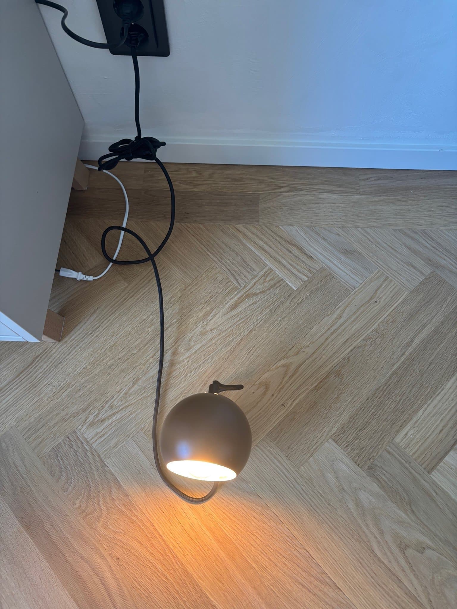 Ball magnet Vägglampa i svart