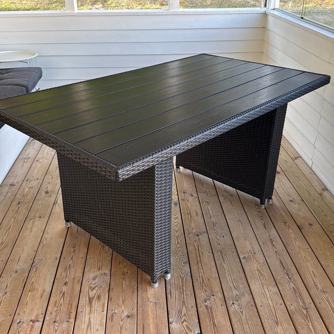 Utebord med stomme i konstrotting