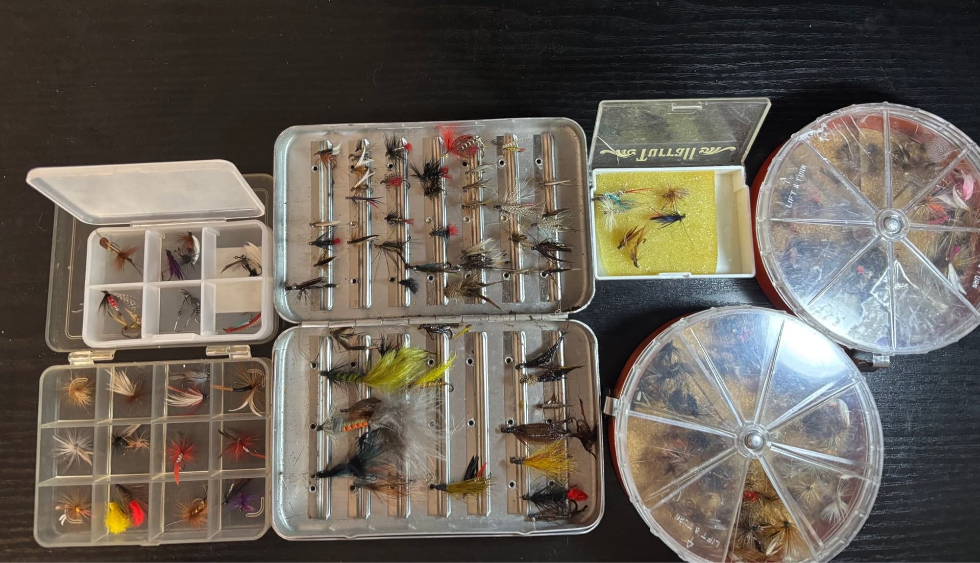 Assortment flugor till flugfiske i aska/askar