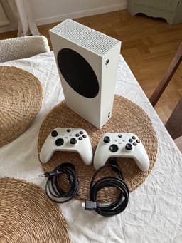 Xbox Series S 512gb med två handkontroller