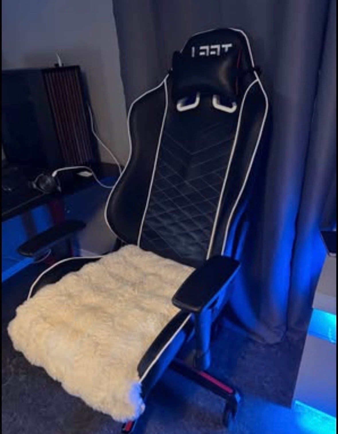 Gamingstol med fårskinnsdyna