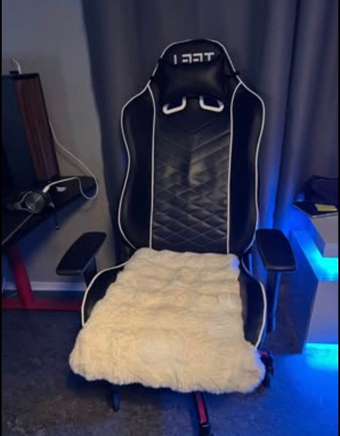 Gamingstol med fårskinnsdyna