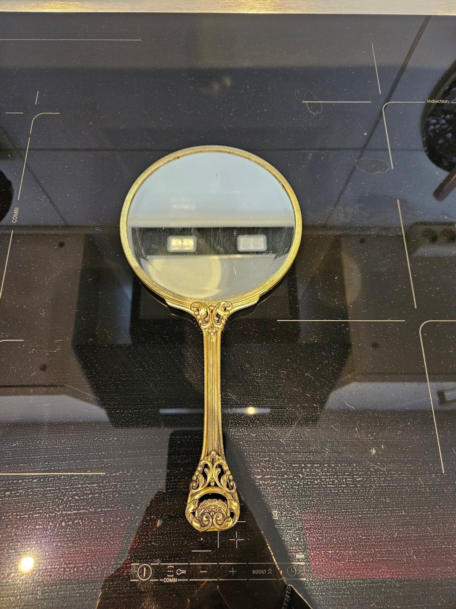 Handspegel i mässing med motiv