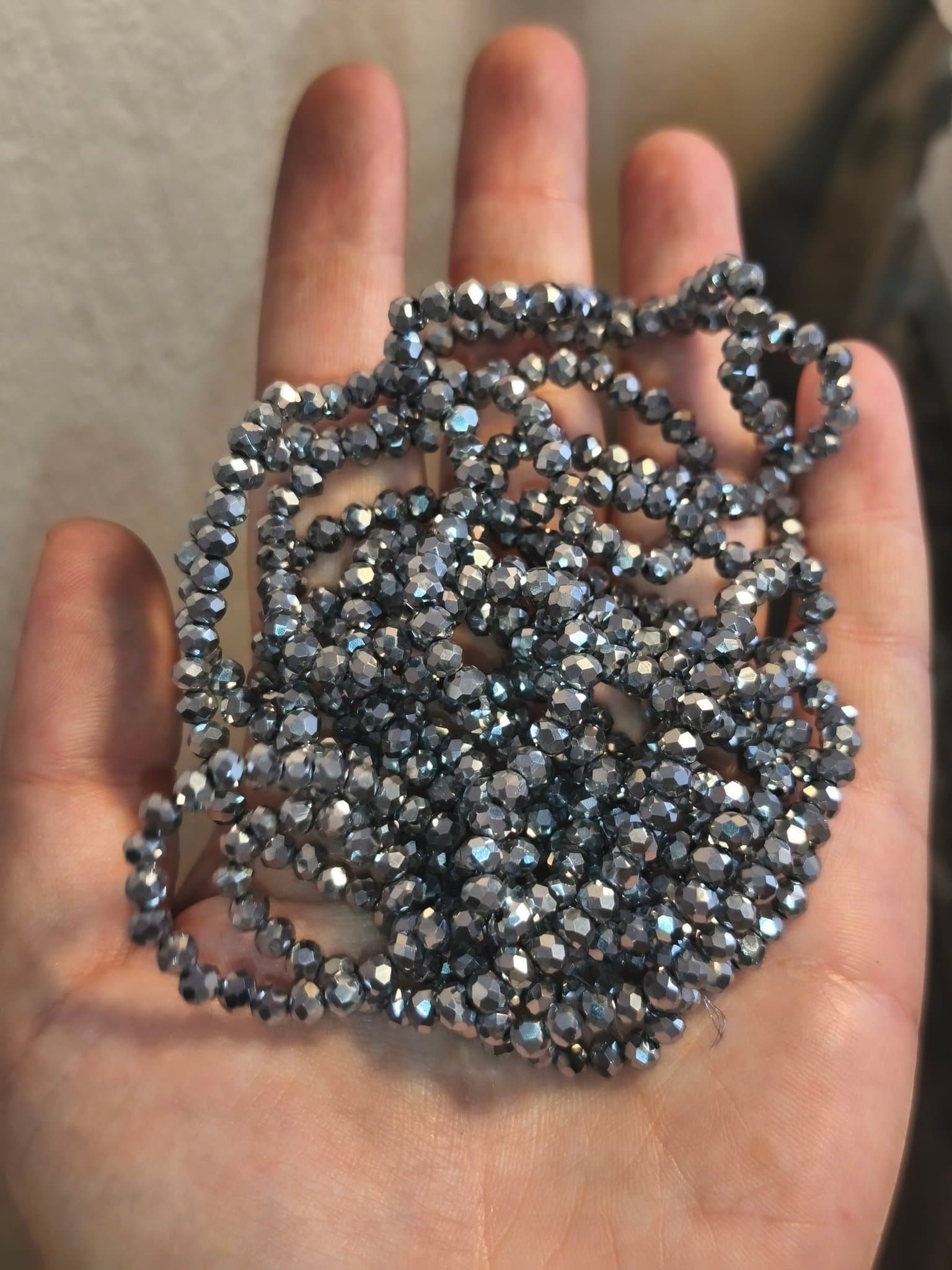 5 Pärlsträngar, glaspärlor, 4 mm, 110-120 pärlor i sträng.