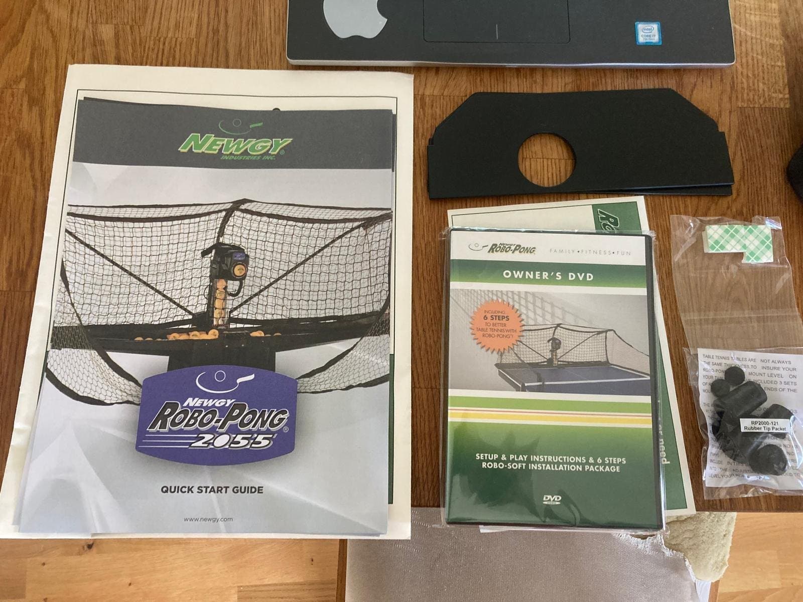 Newgy Robo-Pong 2055 bordtennisrobot med Stiga hopfällbart bord