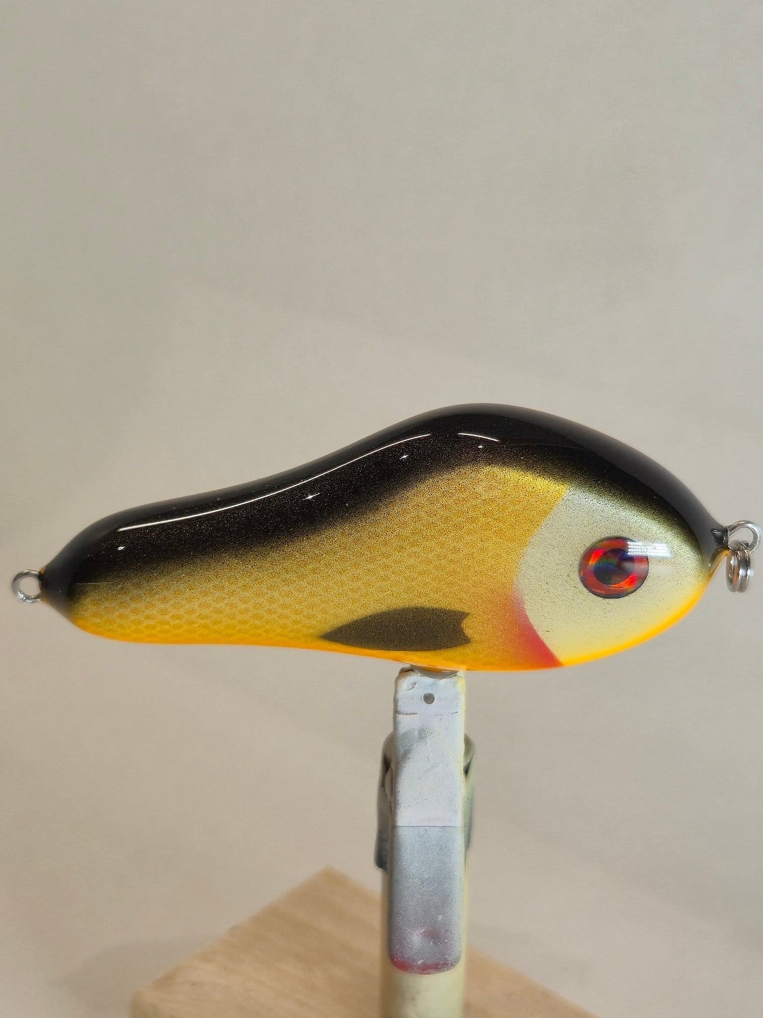 handgjort träbete Swimbait Humpback för gäddfisket. färgen Skitmört