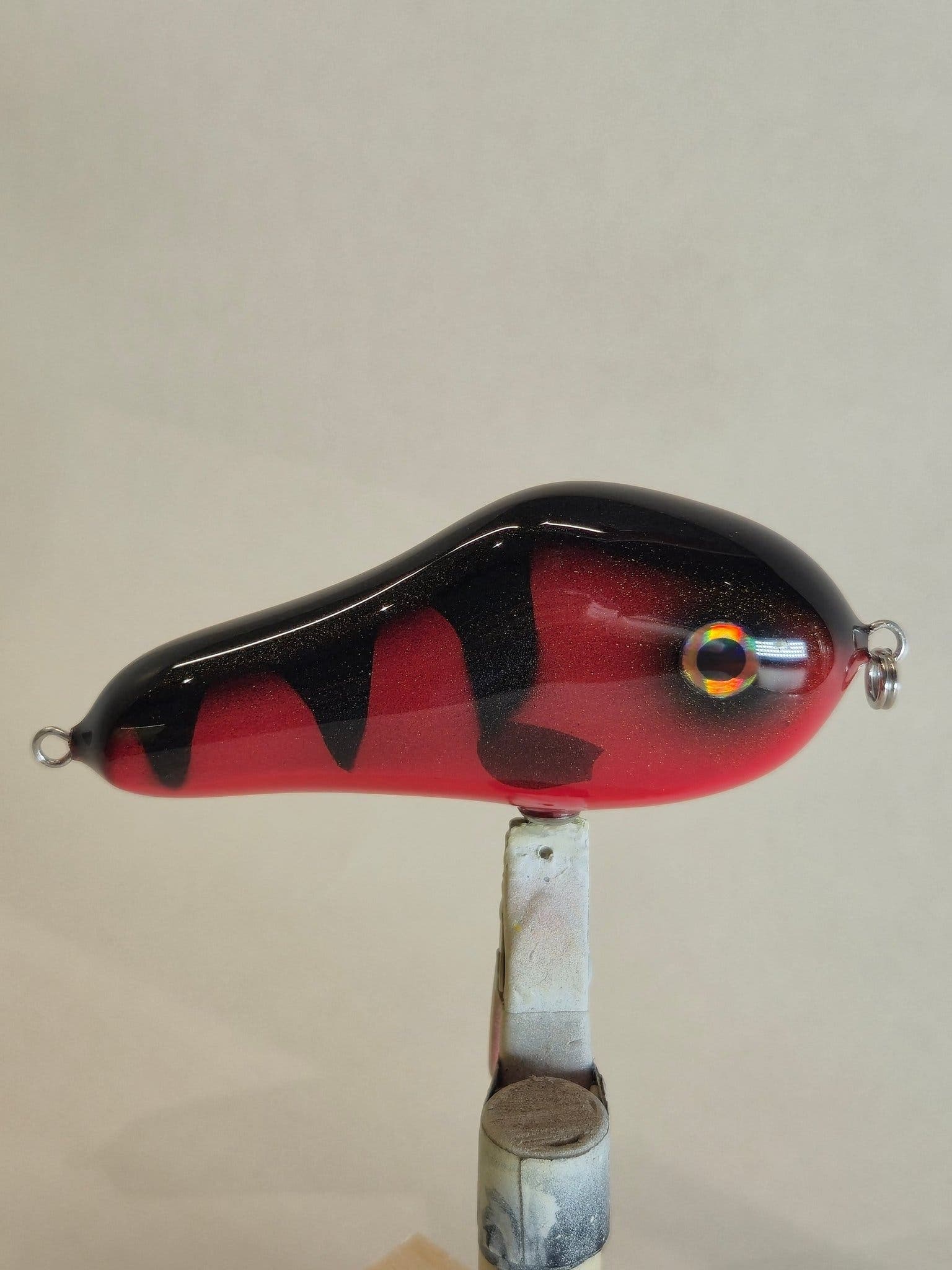 handgjort träbete Swimbait Humpback för gäddfisket. färgen Röd/svart