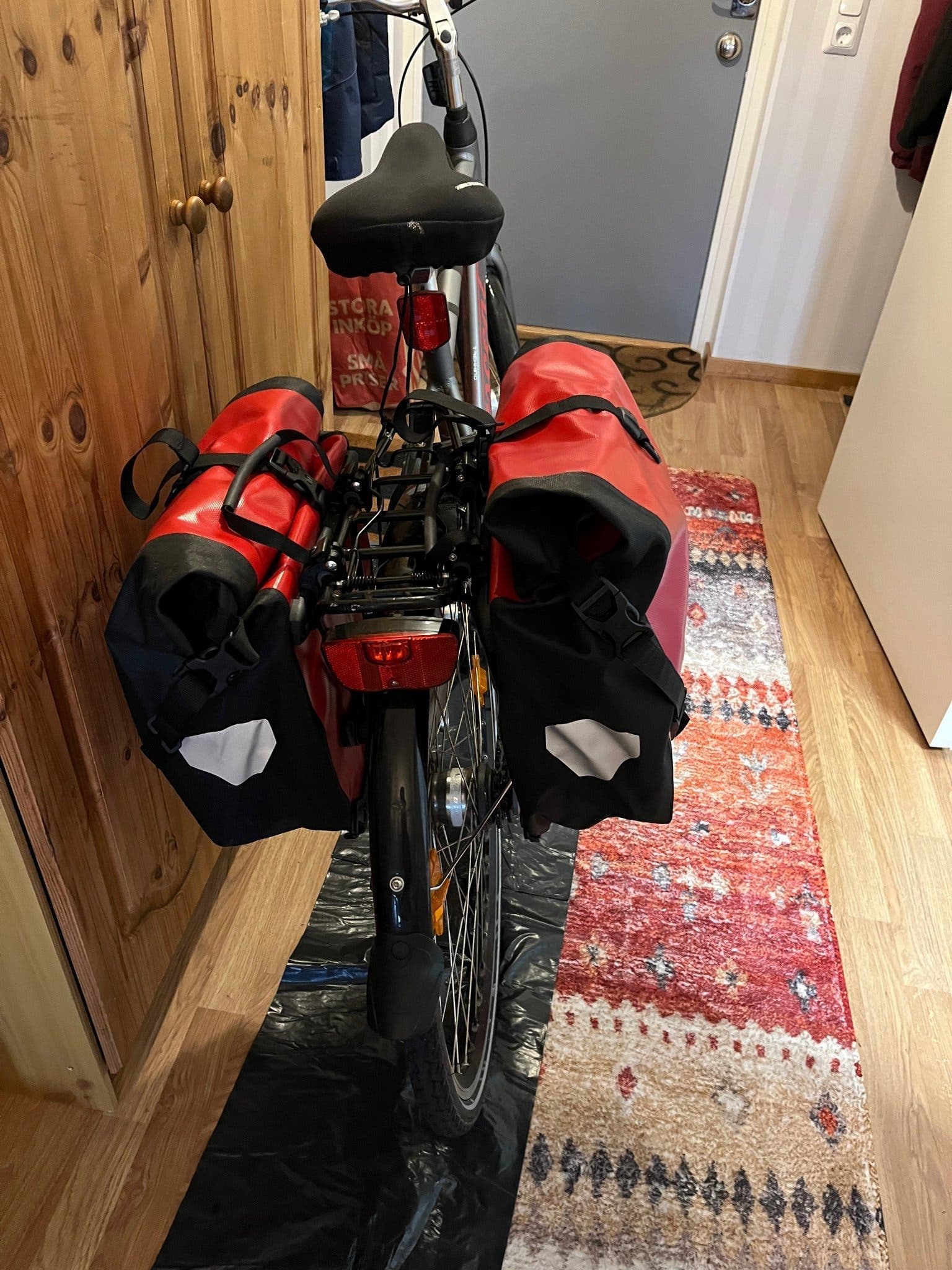 Cykel med 2 st väskor