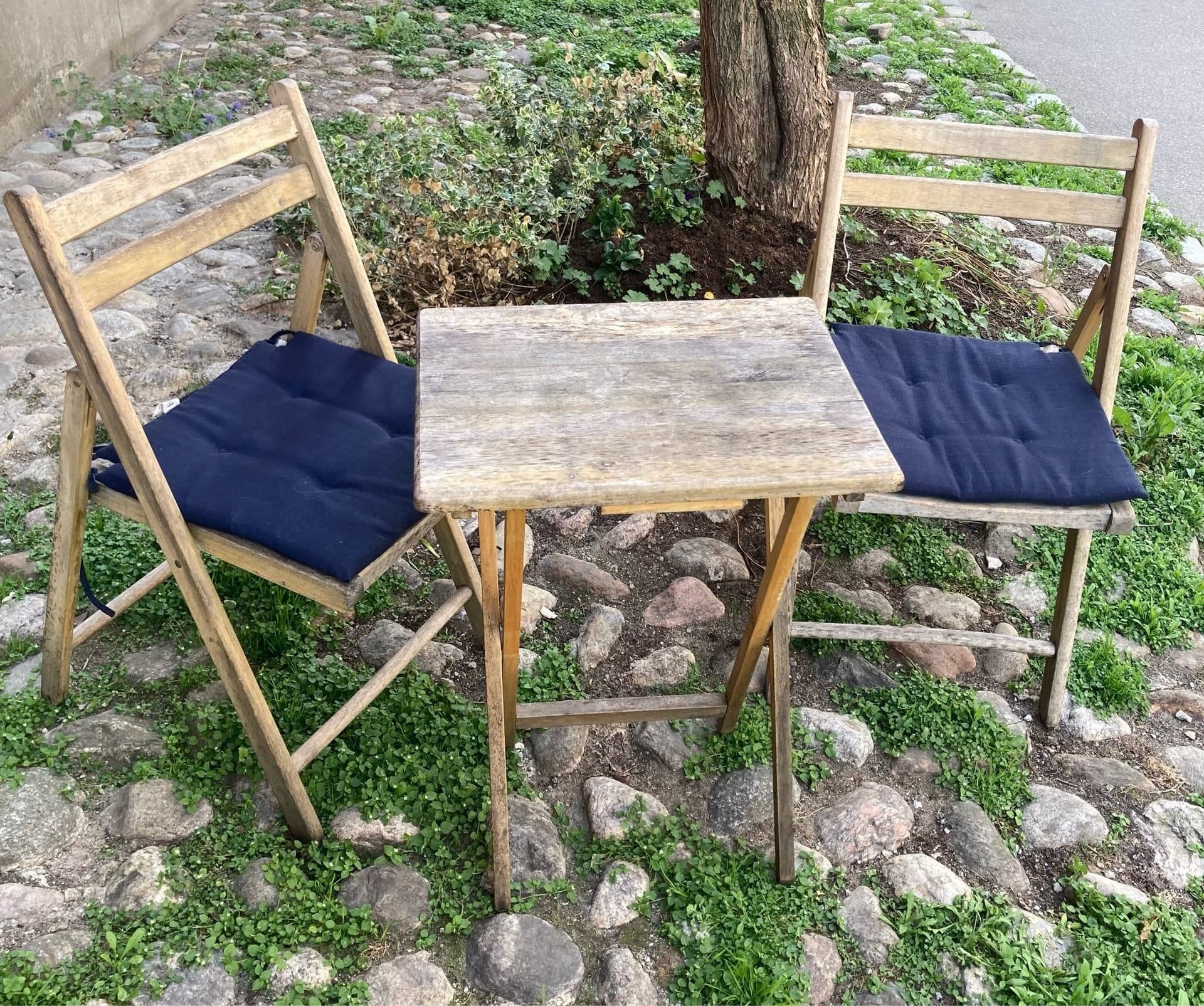 Fällbart bord och stolar i trä