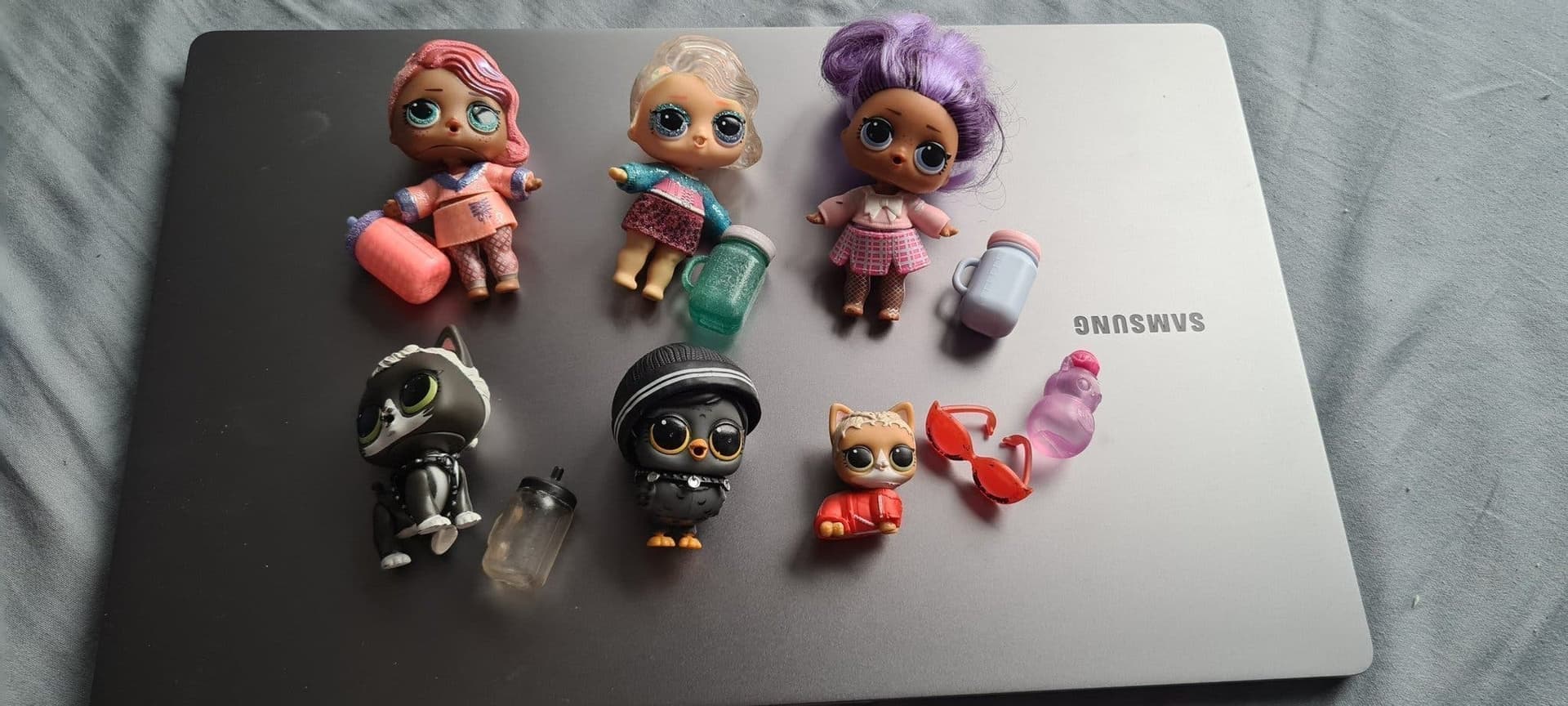 Säljer fint set med 3 st LOL-dockor + 3 st LOL-pets!