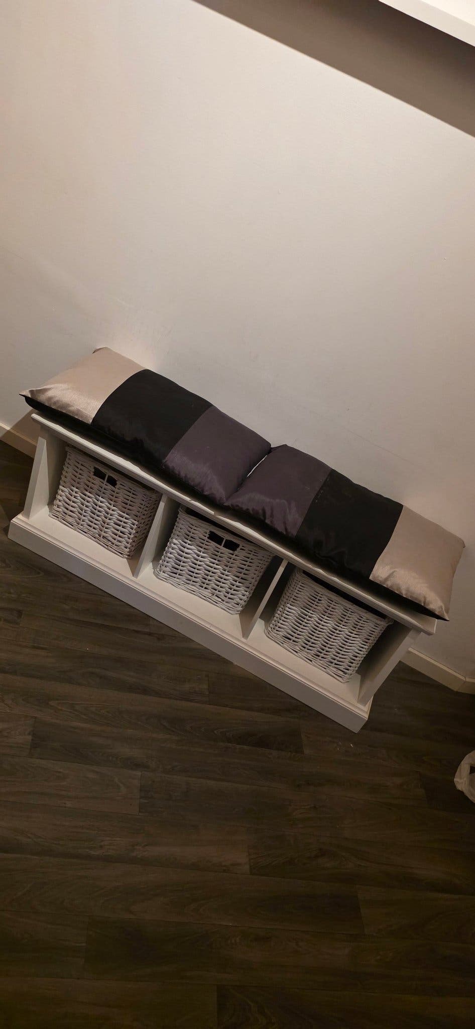 Sittbänk med förvaring och dynor