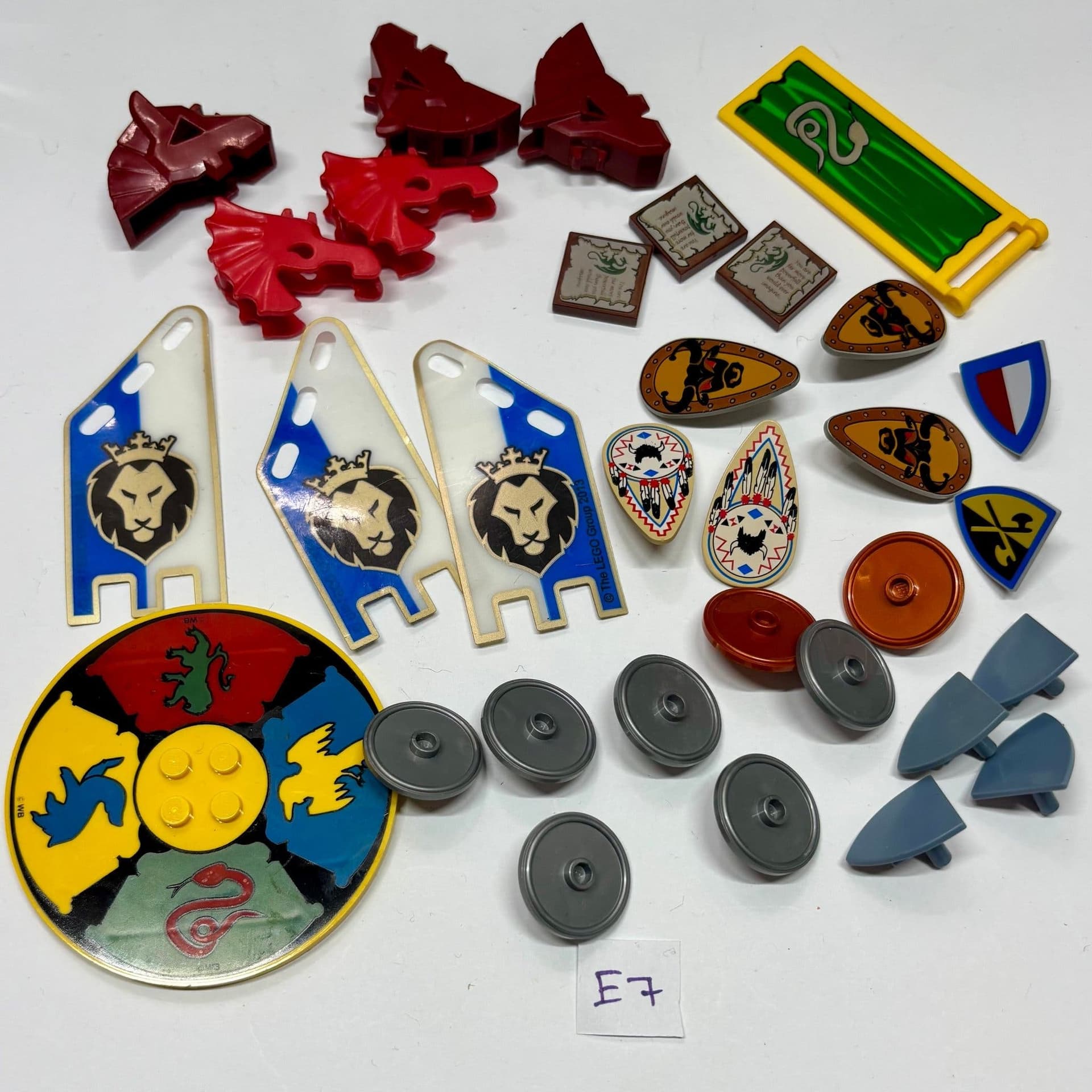 #E7 ÄKTA LEGO castle vapen sköldar till minifigurer gubbar figurer cmf