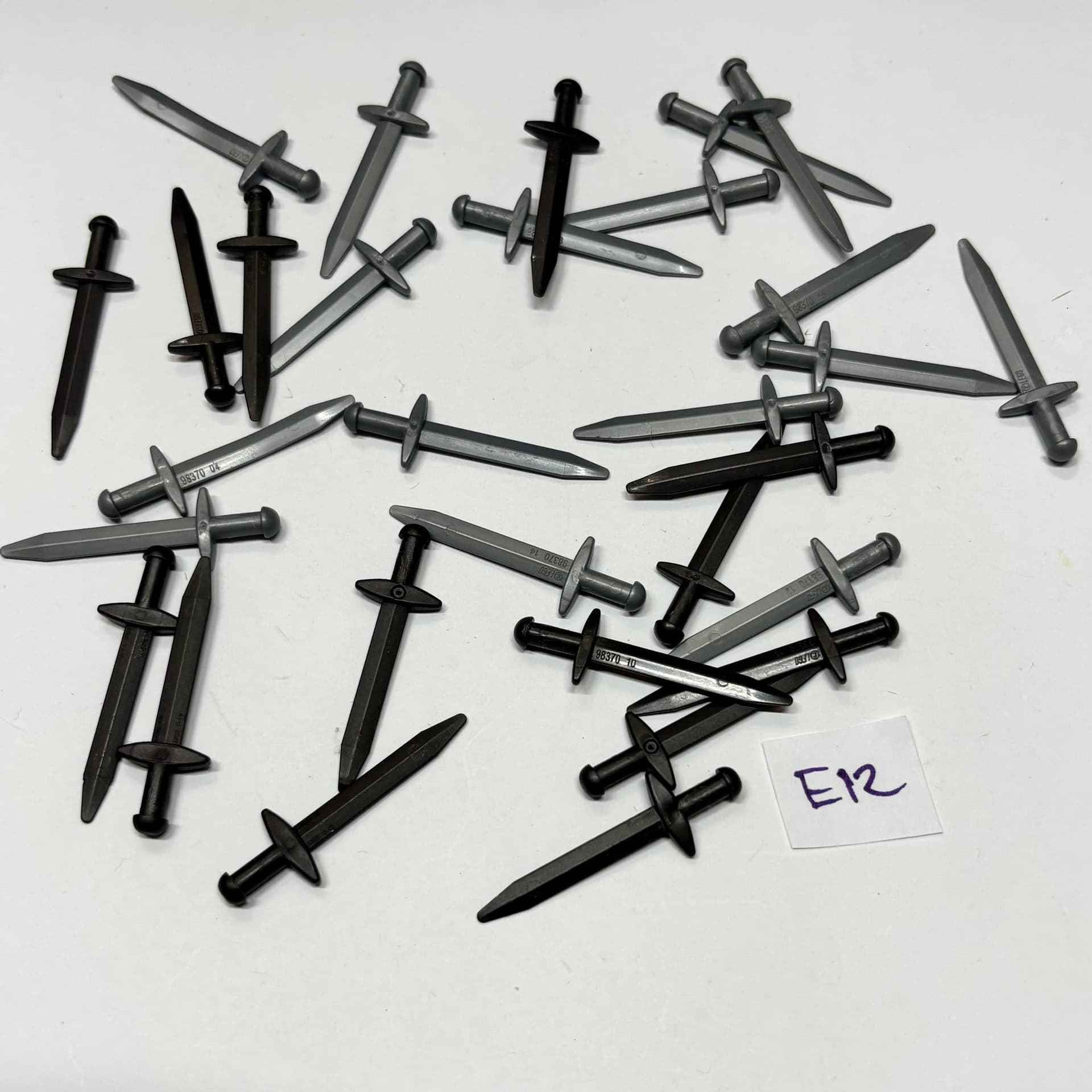 #E12 ÄKTA LEGO castle vapen till minifigurer gubbar figurer cmf