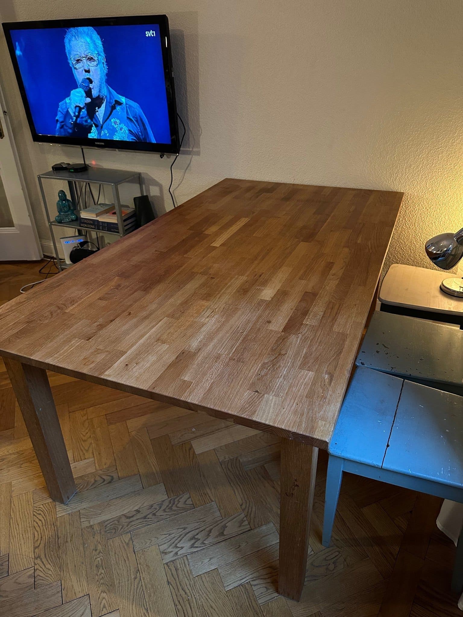 Matbord i massiv ek