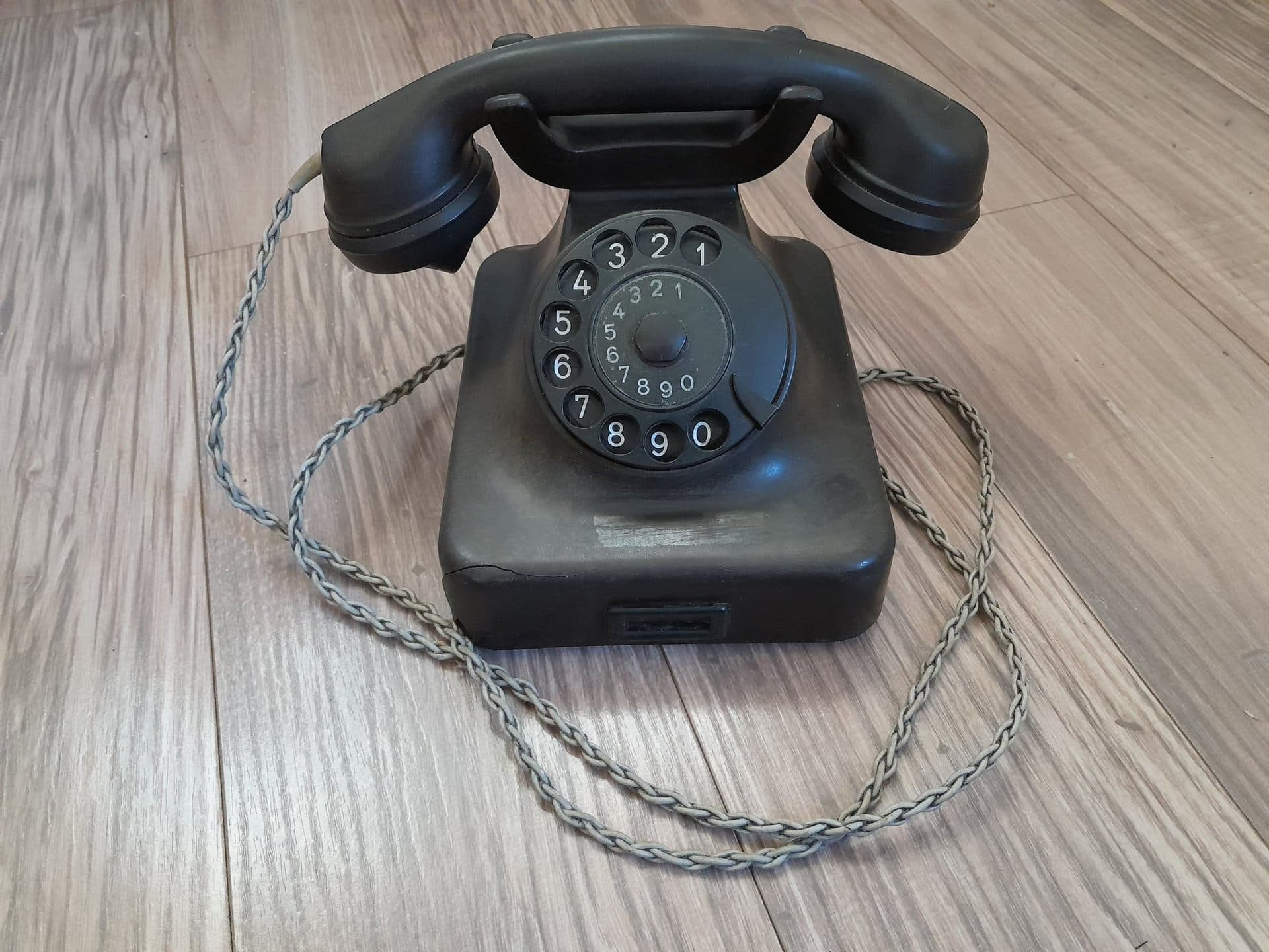 Äldre telefon med fingerskiva