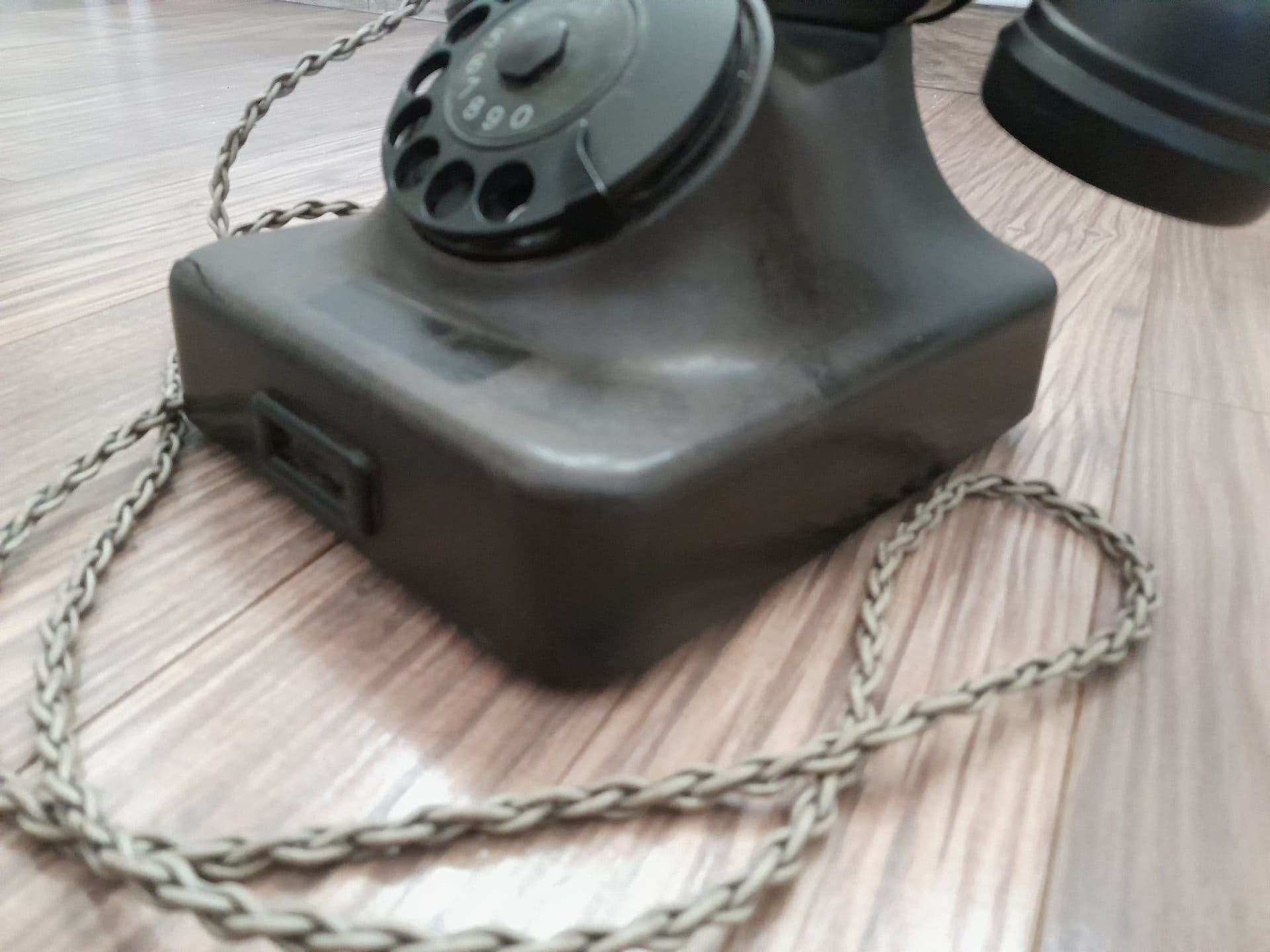 Äldre telefon med fingerskiva