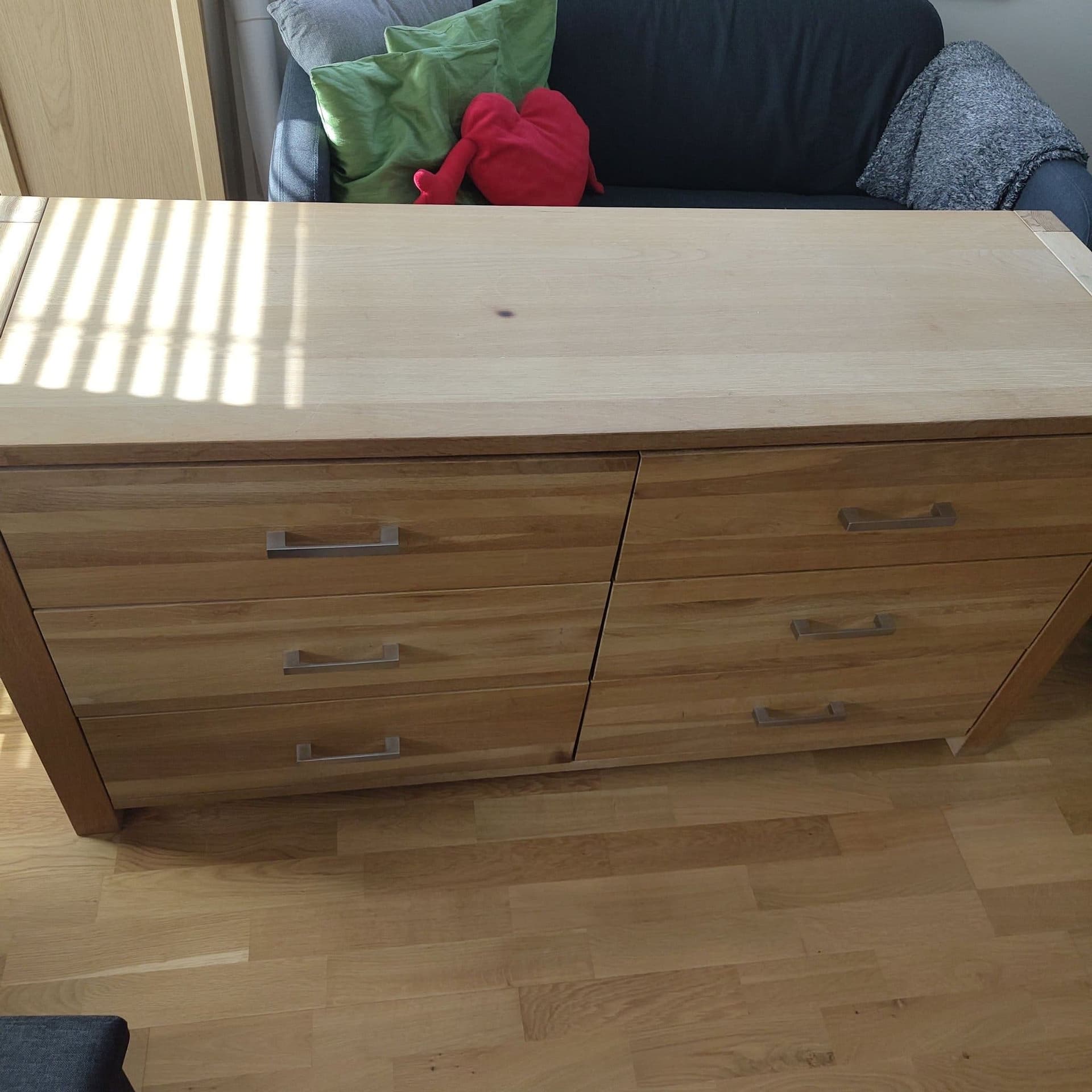 Stabil byrå med 6 rymliga lådor!