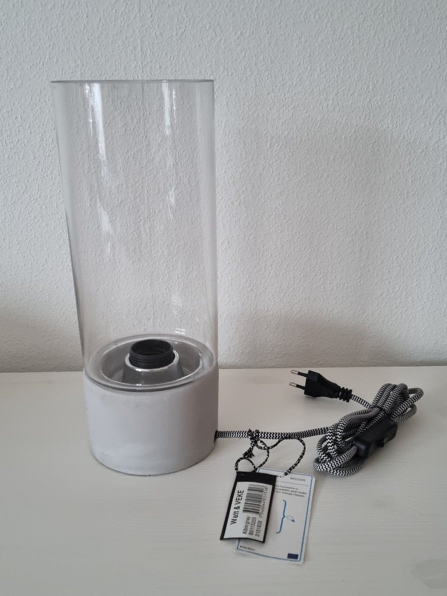 WATT & VEKE ALBIN Bordslampa Grå Betong Klarglas