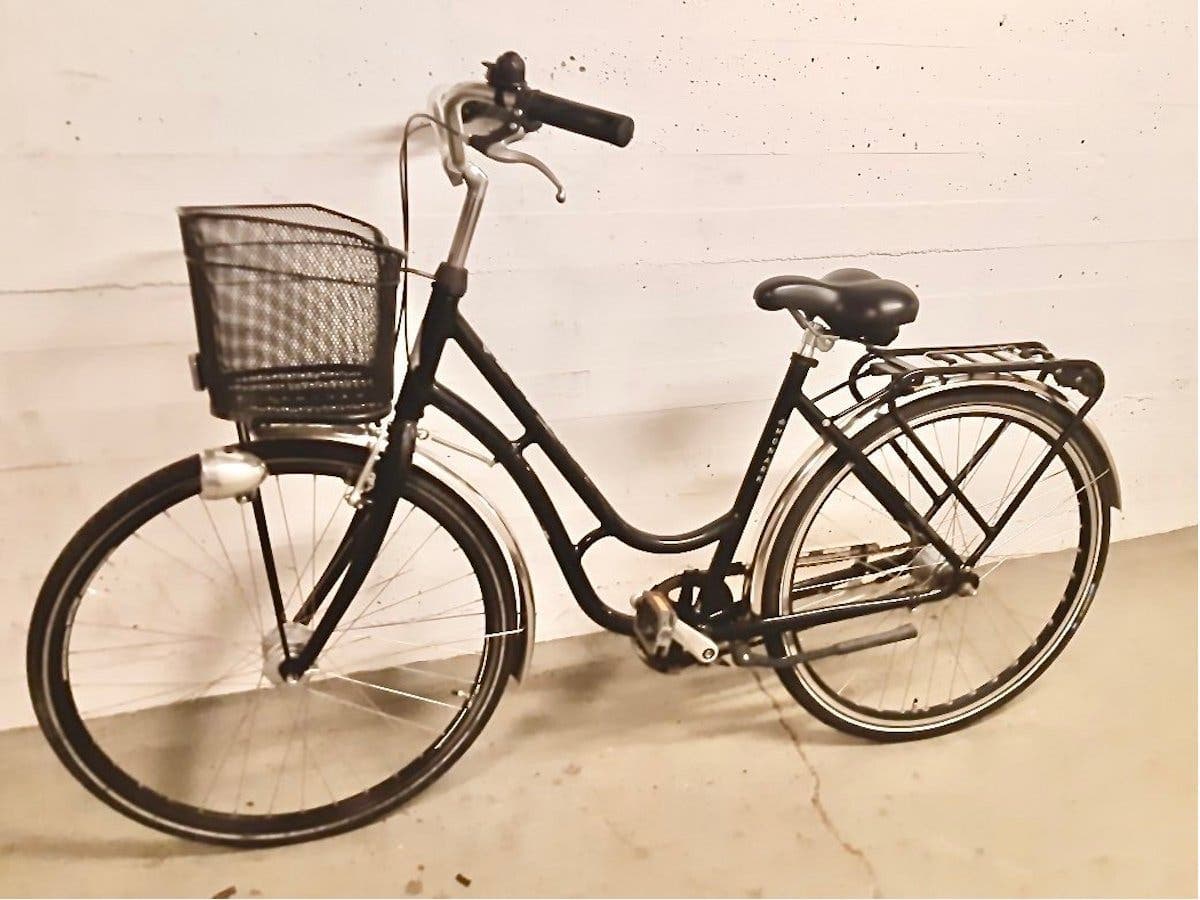 Monark Karin, svart med silverfärgade skärmar, utmärkt skick