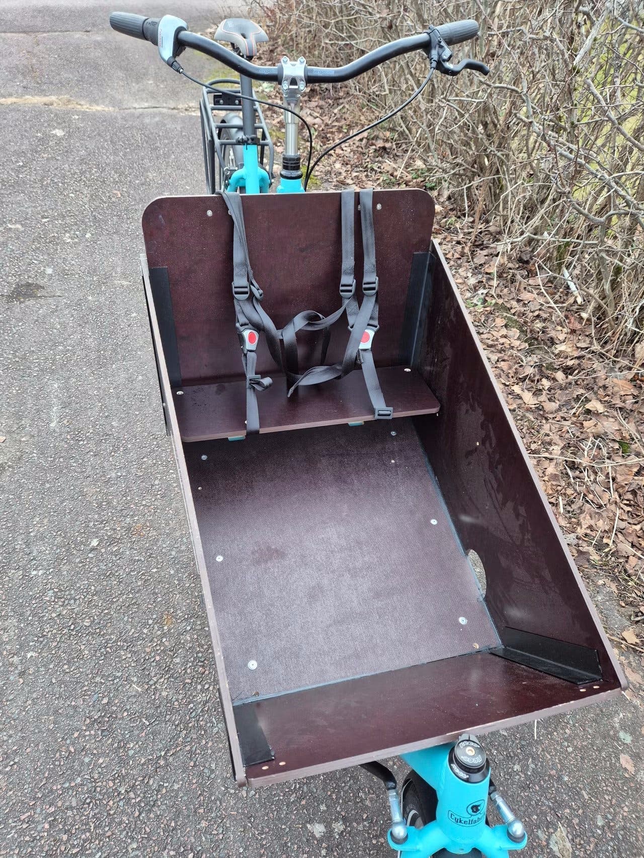 Lätt lådcykel utan el, med fotbroms, plats för 2 barn