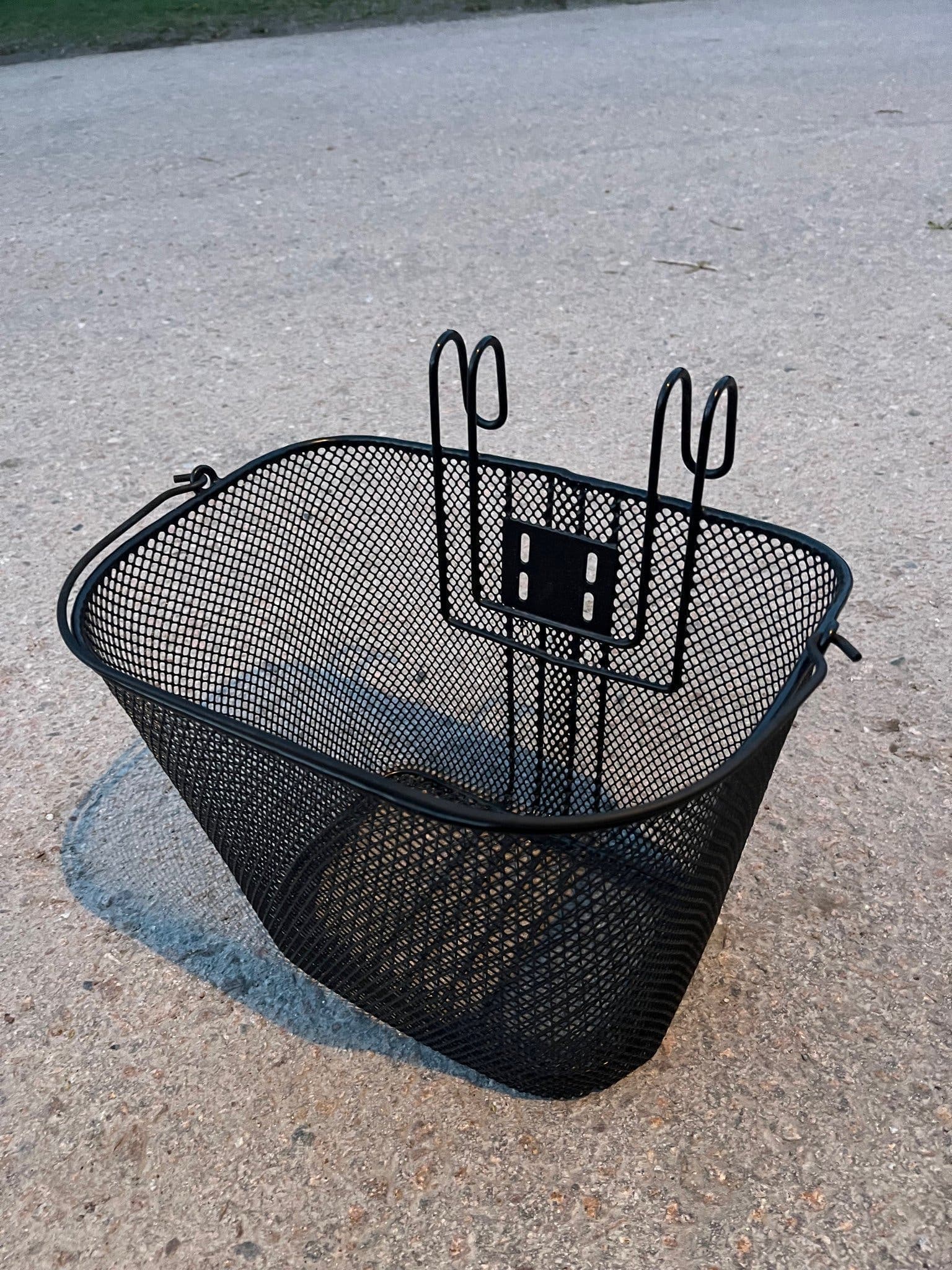 Cykelkorg i metall för pakethållare, svart